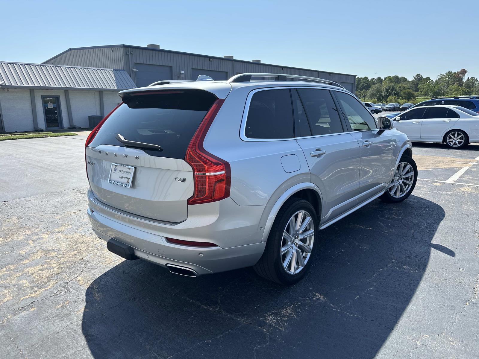 2019 Volvo XC90 T6 AWD Momentum photo 2