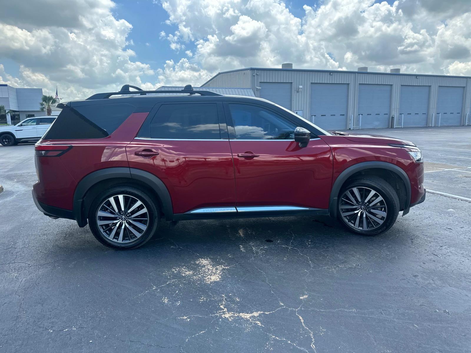 2022 Nissan Pathfinder Platinum photo 3