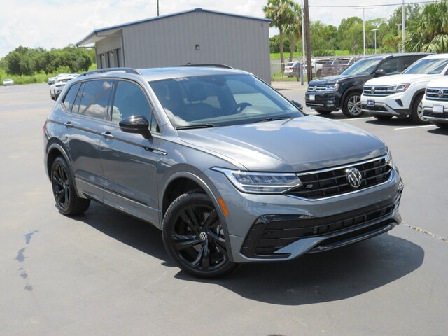 Certified 2024 Volkswagen Tiguan SE R-LINE BLACK with VIN 3VVCB7AXXRM001177 for sale in Houston, TX