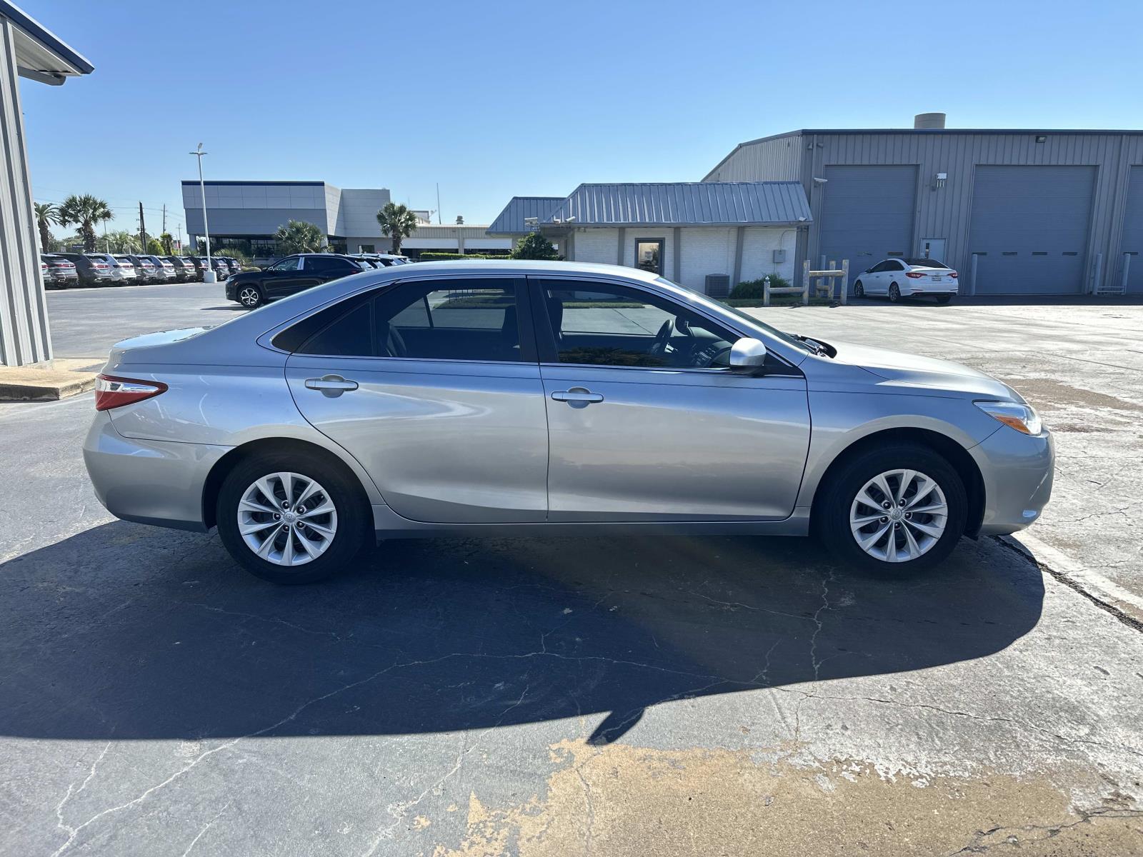 2015 Toyota Camry LE photo 3