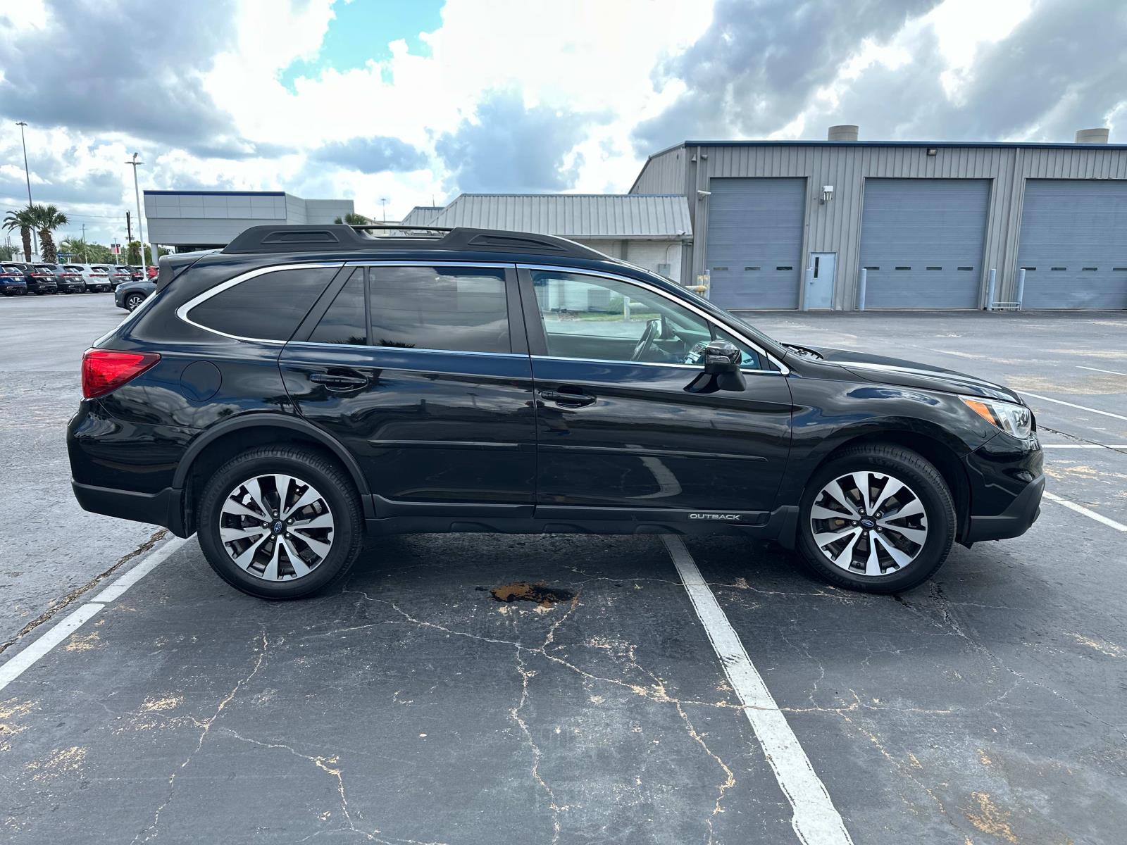 2015 Subaru Outback 3.6R Limited photo 3