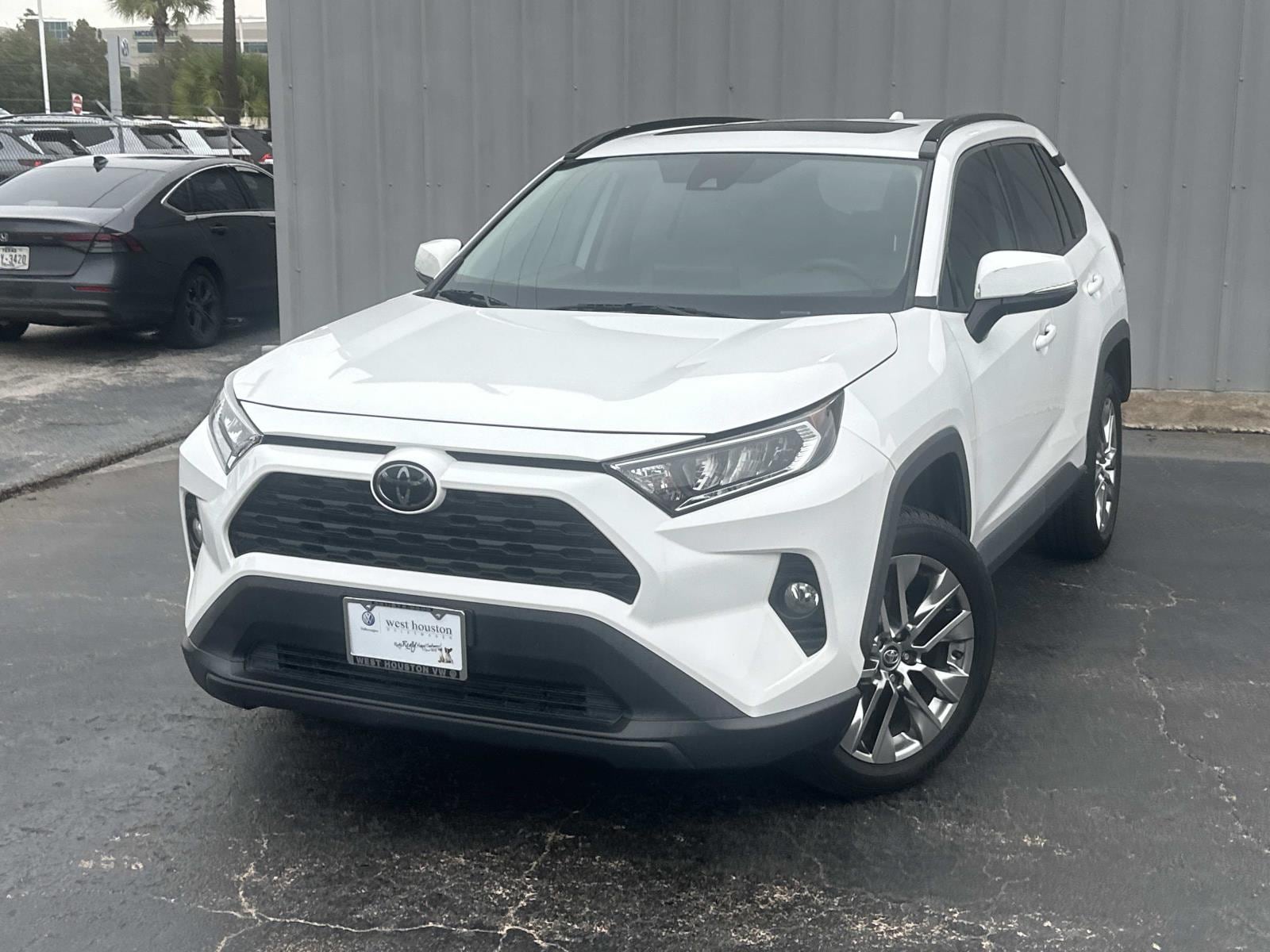 2020 Toyota RAV4 XLE Premium's photo