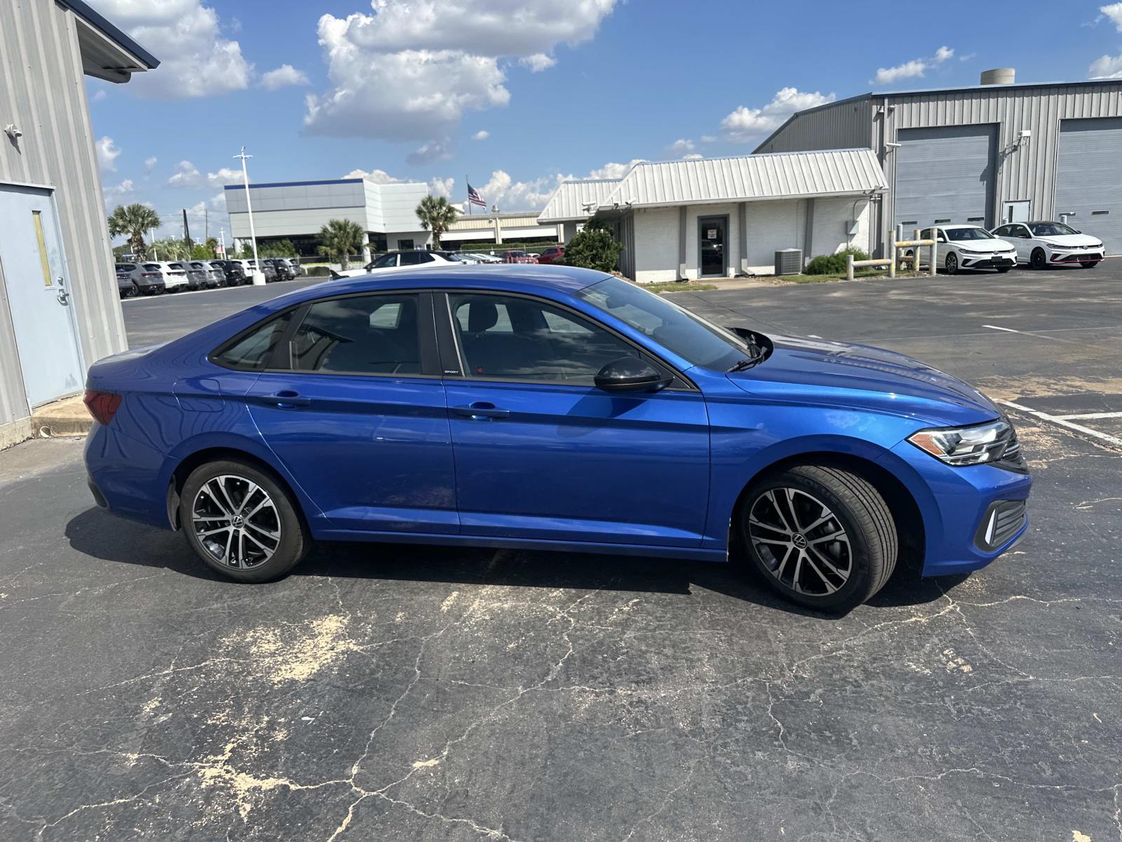 2023 Volkswagen Jetta Sport photo 3