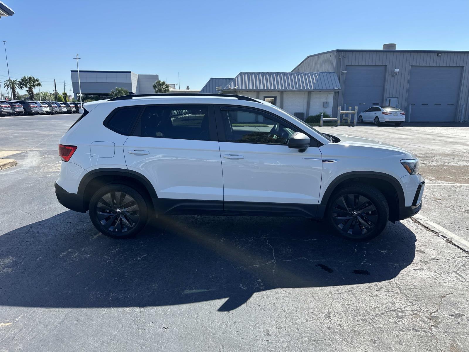 2022 Volkswagen Taos S photo 2