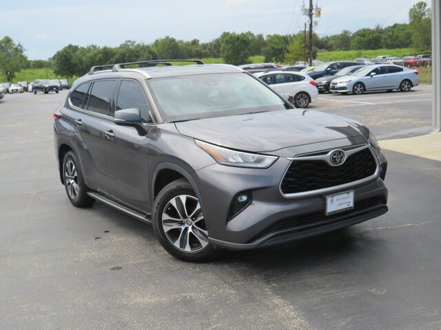 Used 2020 Toyota Highlander XLE with VIN 5TDGZRAH0LS512615 for sale in Houston, TX