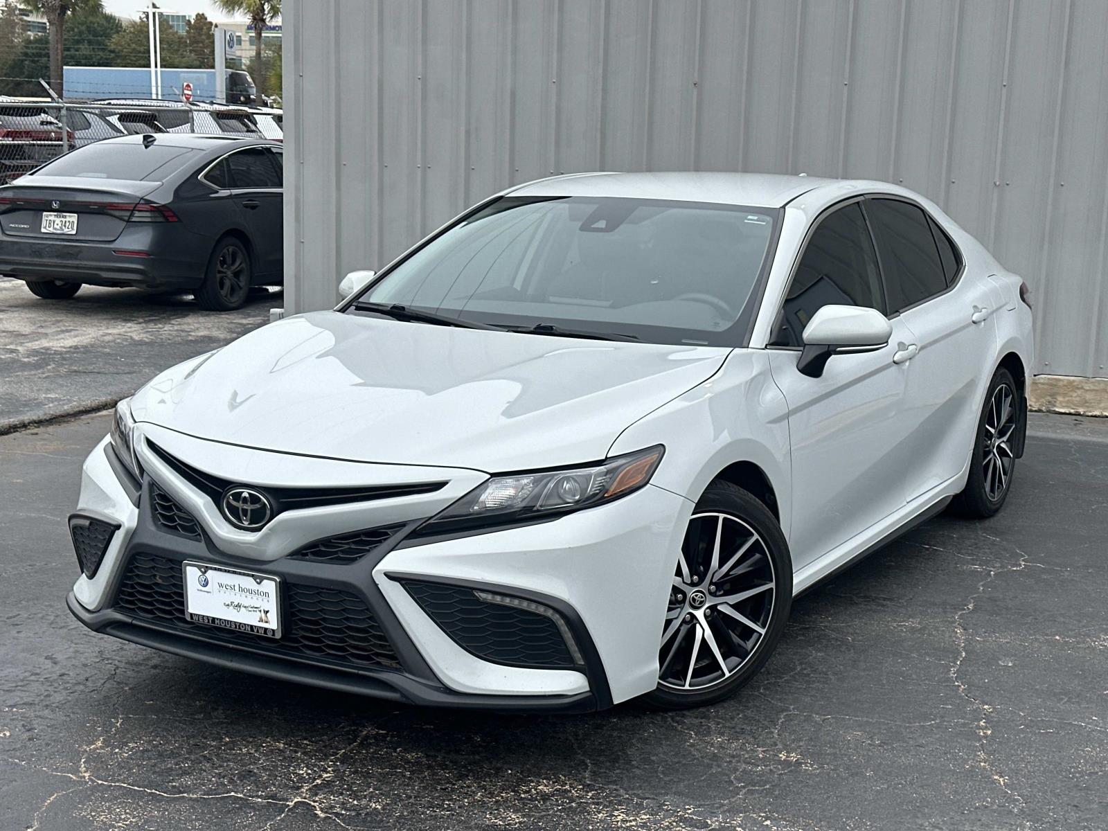 2023 Toyota Camry SE's photo