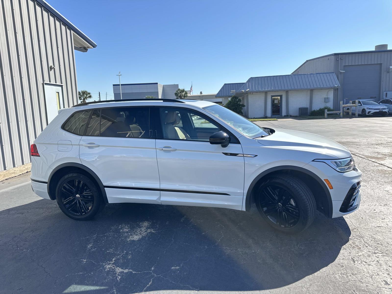 2022 Volkswagen Tiguan SE R-Line Black photo 4