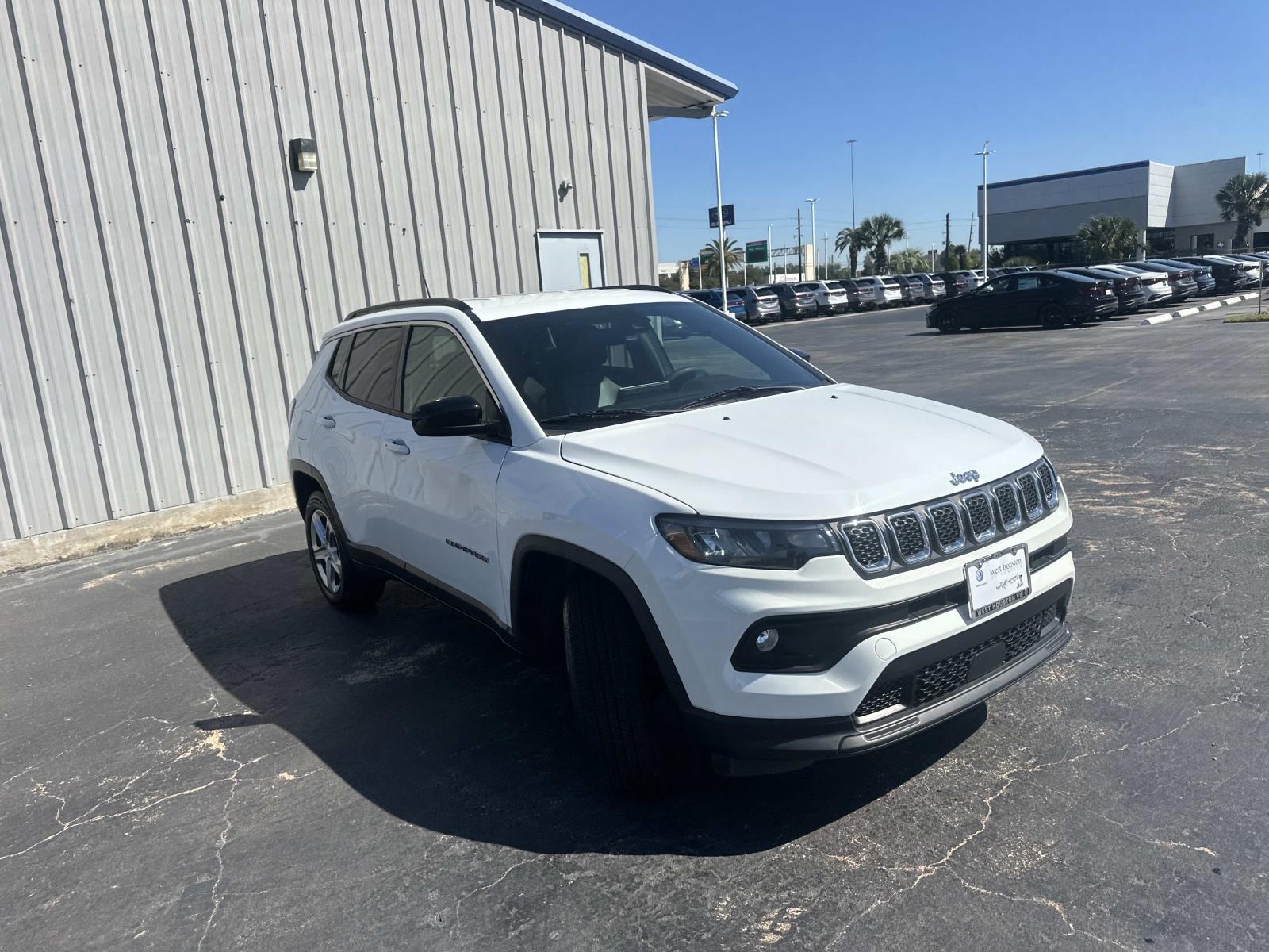 2023 Jeep Compass Latitude Sport photo 2