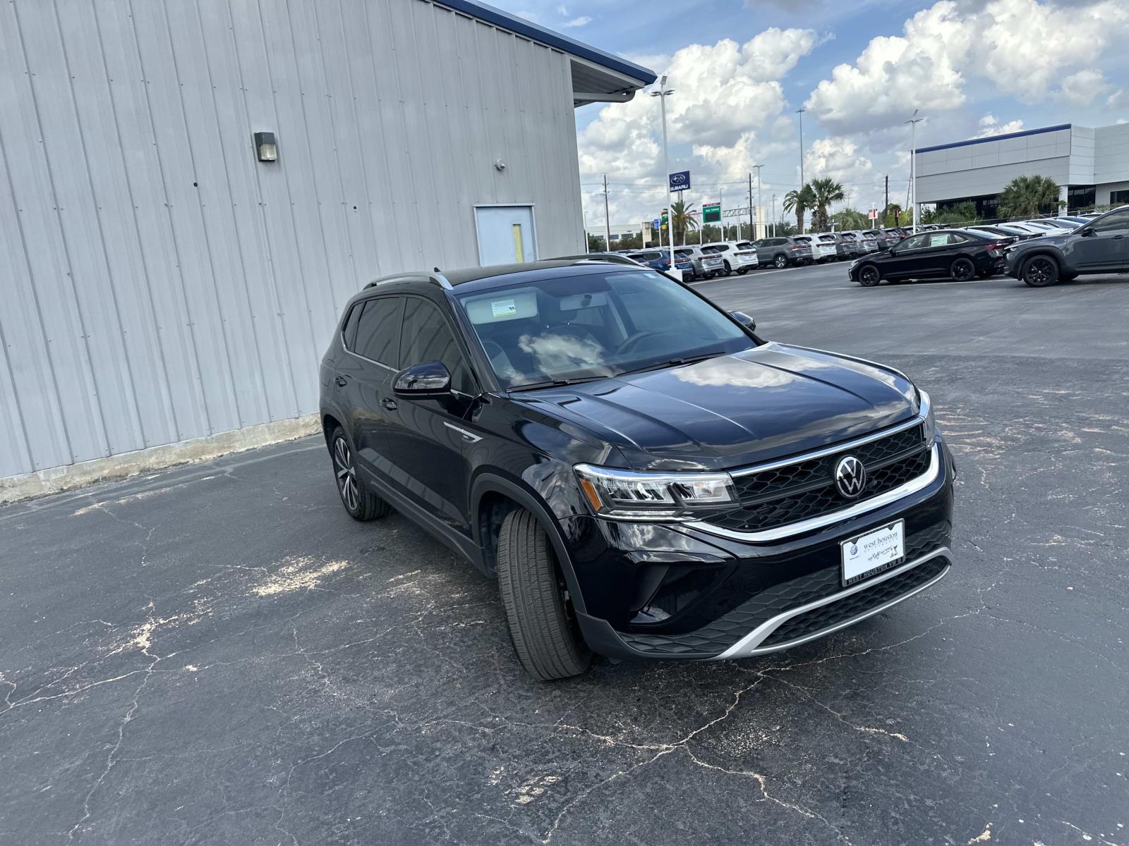 2022 Volkswagen Taos SE photo 2