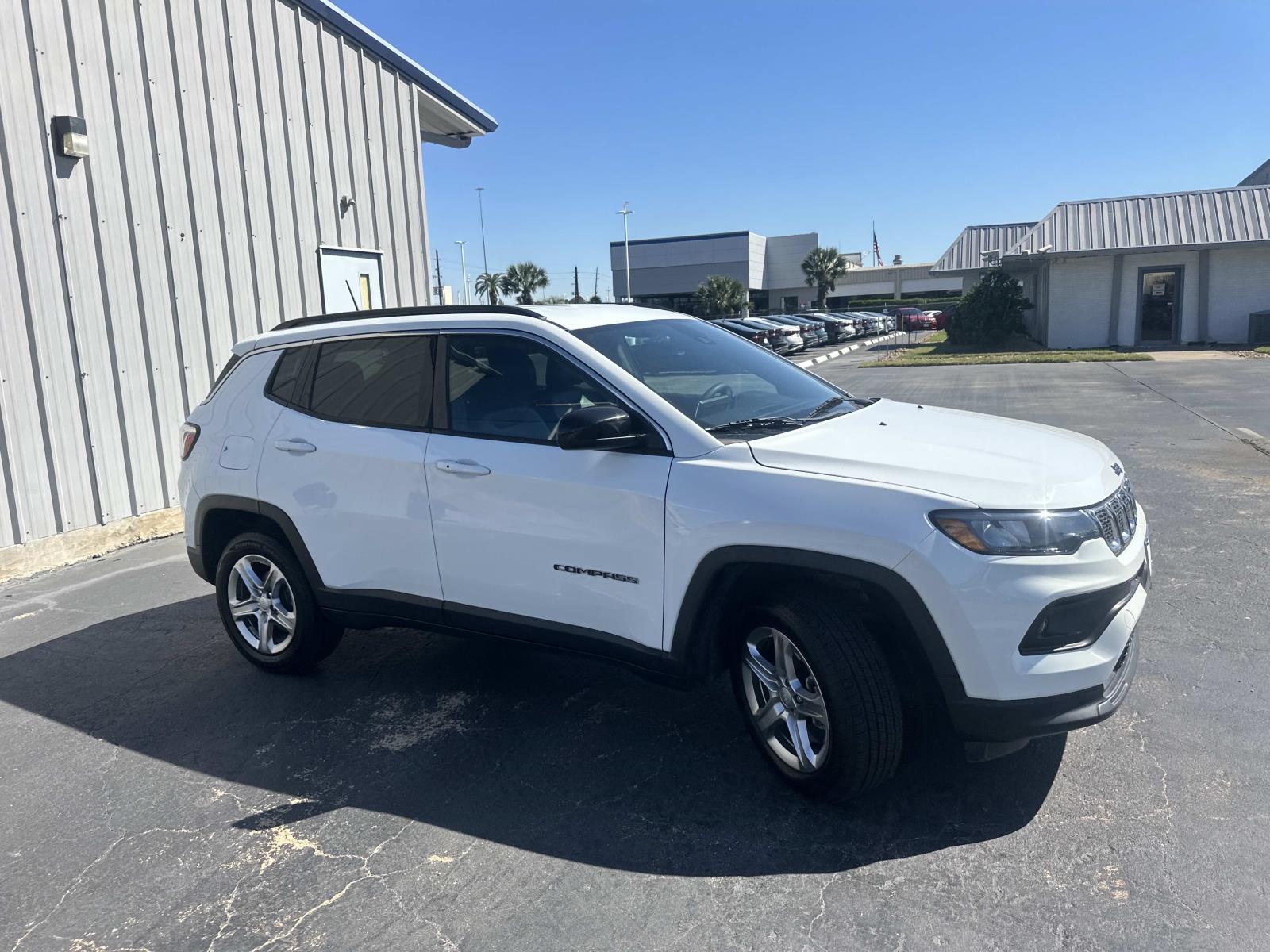 2023 Jeep Compass Latitude Sport photo 3