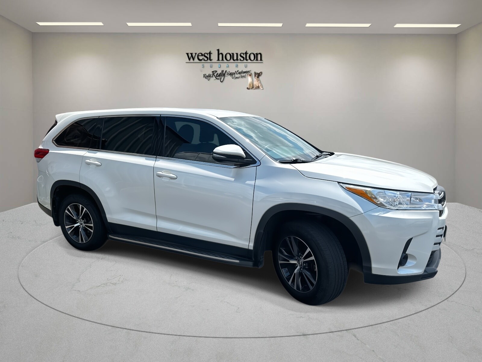 2019 Toyota Highlander LE photo 3
