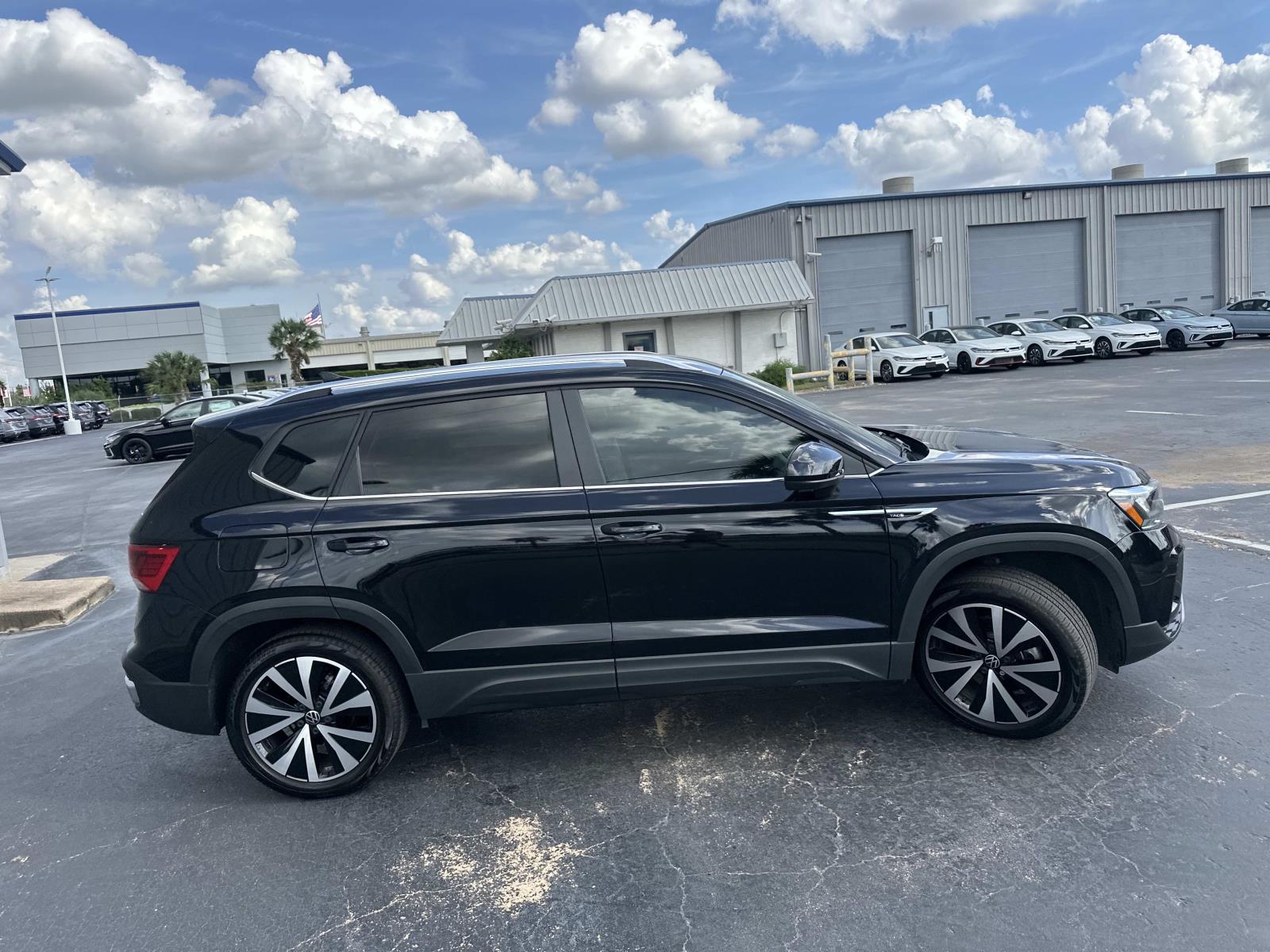 2022 Volkswagen Taos SE photo 4