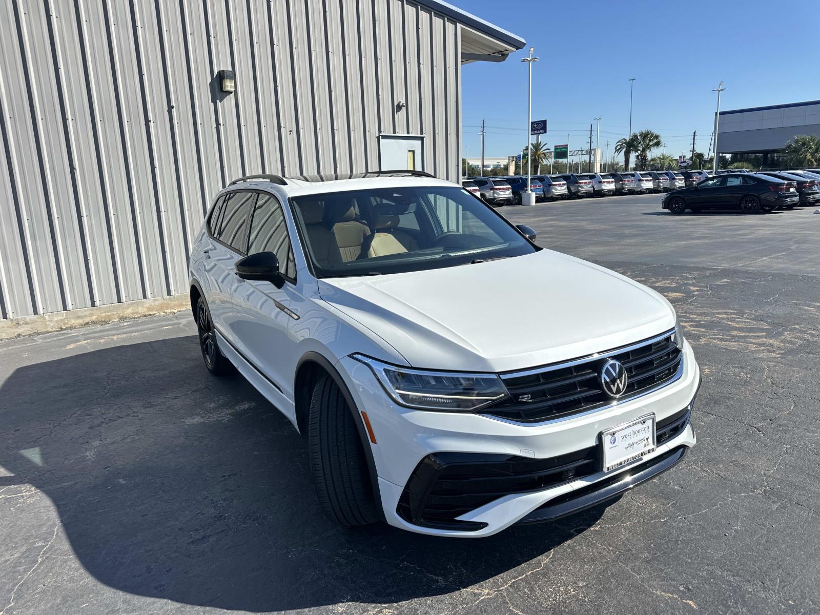 2022 Volkswagen Tiguan SE R-Line Black photo 2