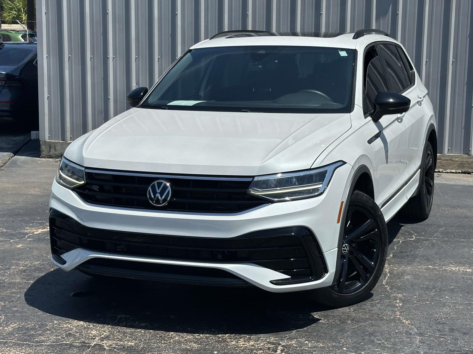 2023 Volkswagen Tiguan 2.0T SE R-Line Black's photo