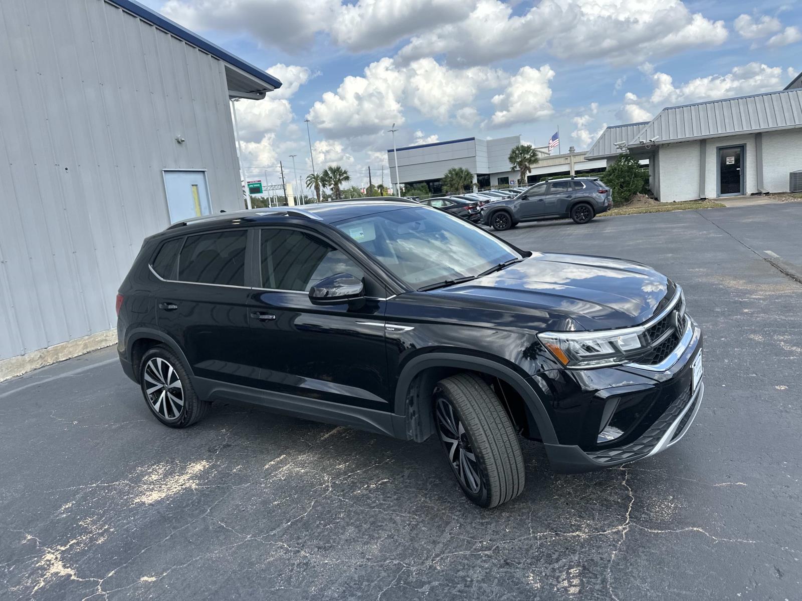 2022 Volkswagen Taos SE photo 3