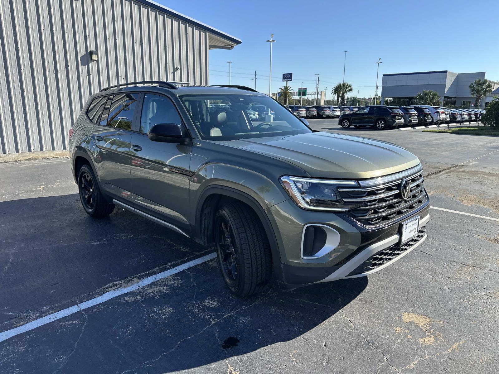2024 Volkswagen Atlas Peak Edition SE Technology photo 2