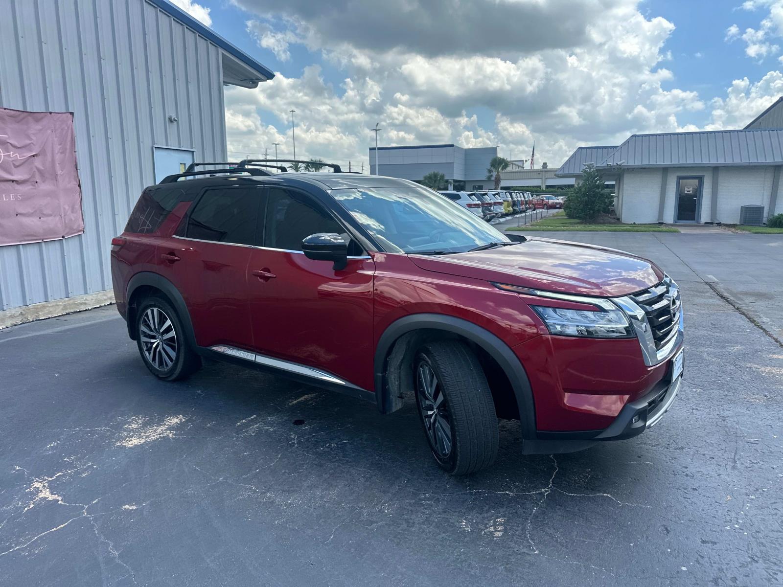 2022 Nissan Pathfinder Platinum photo 2