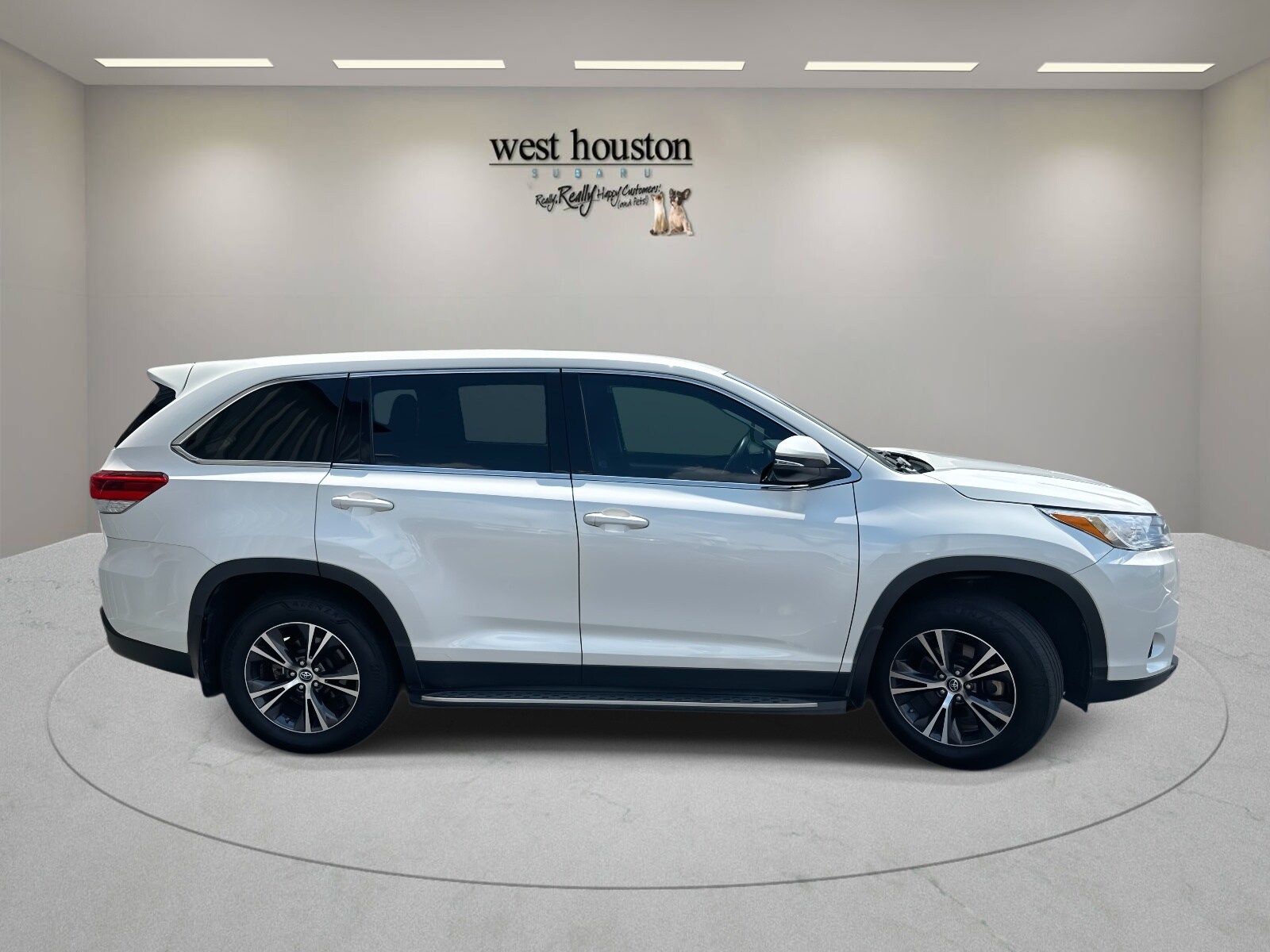 2019 Toyota Highlander LE photo 4