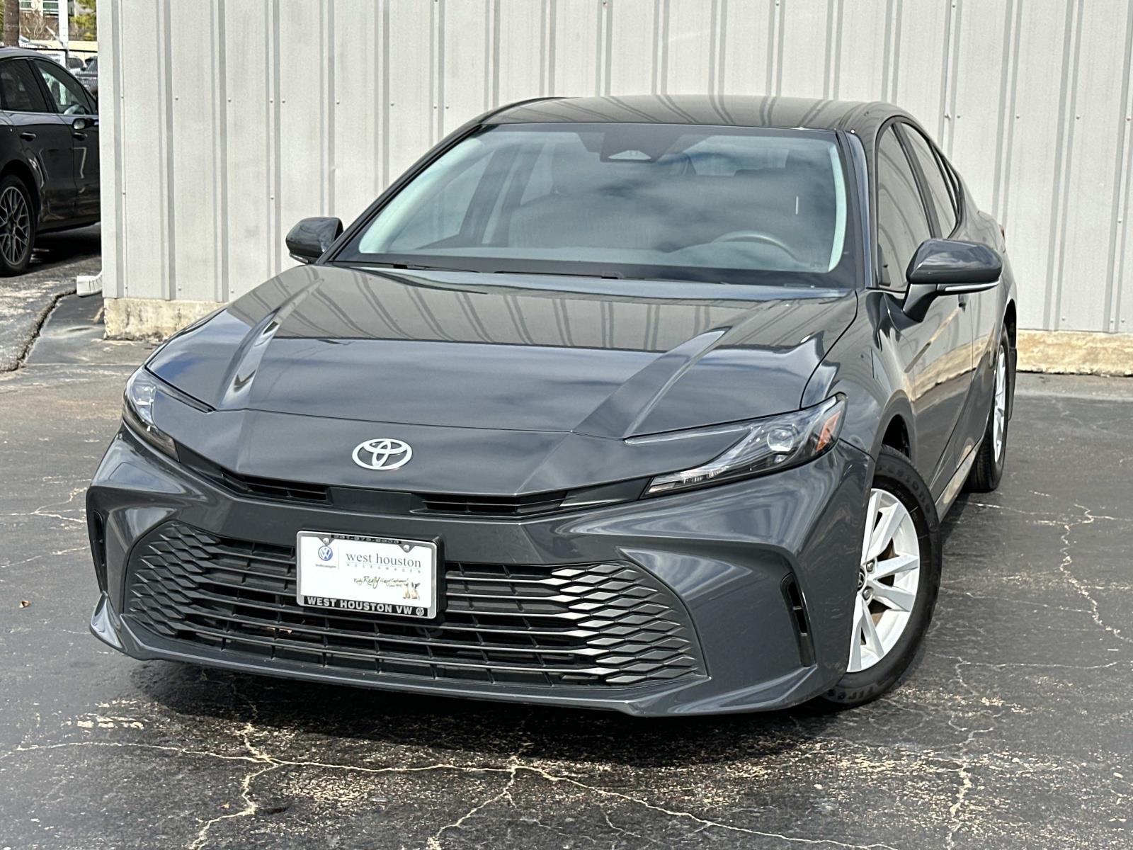 2025 Toyota Camry LE's photo