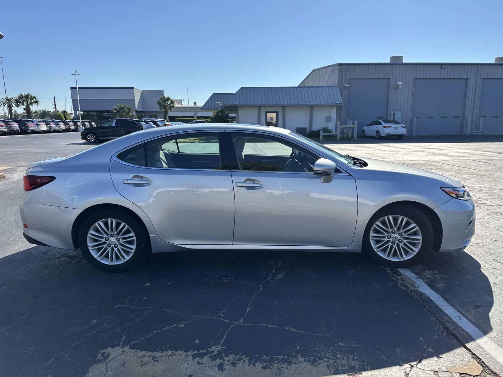 2016 Lexus ES 350 photo 3
