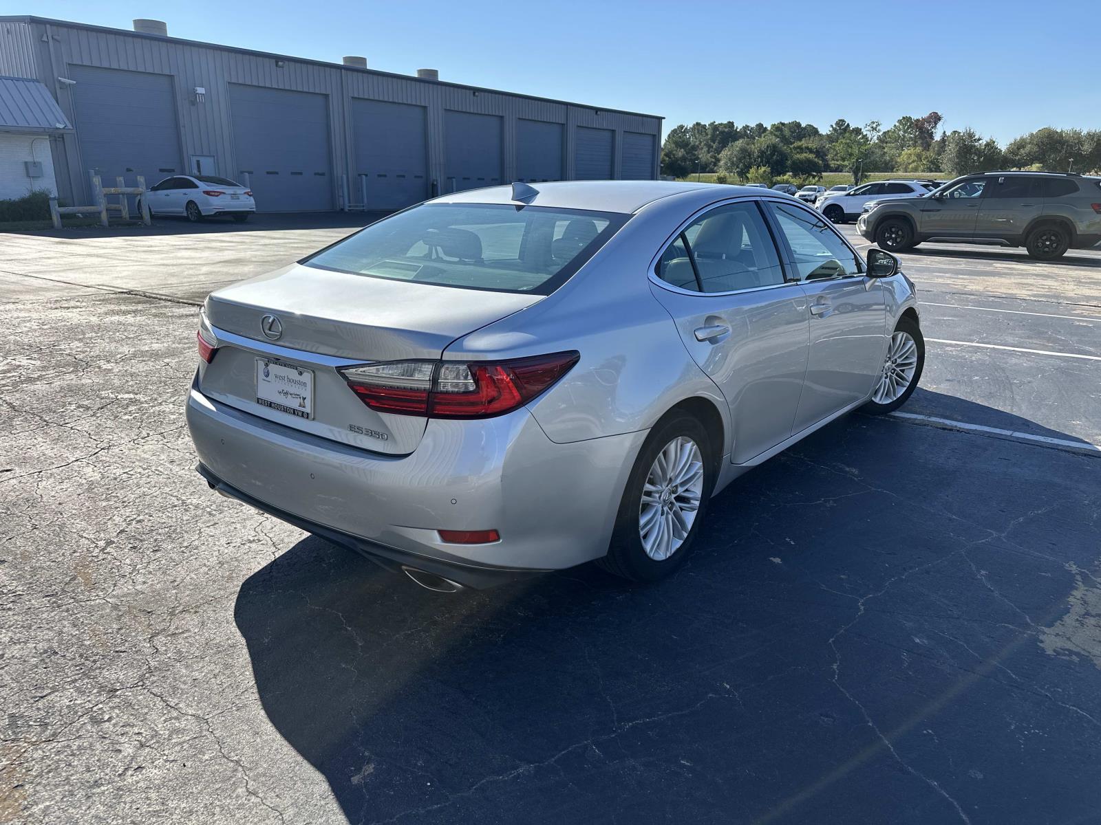 2016 Lexus ES 350 photo 4