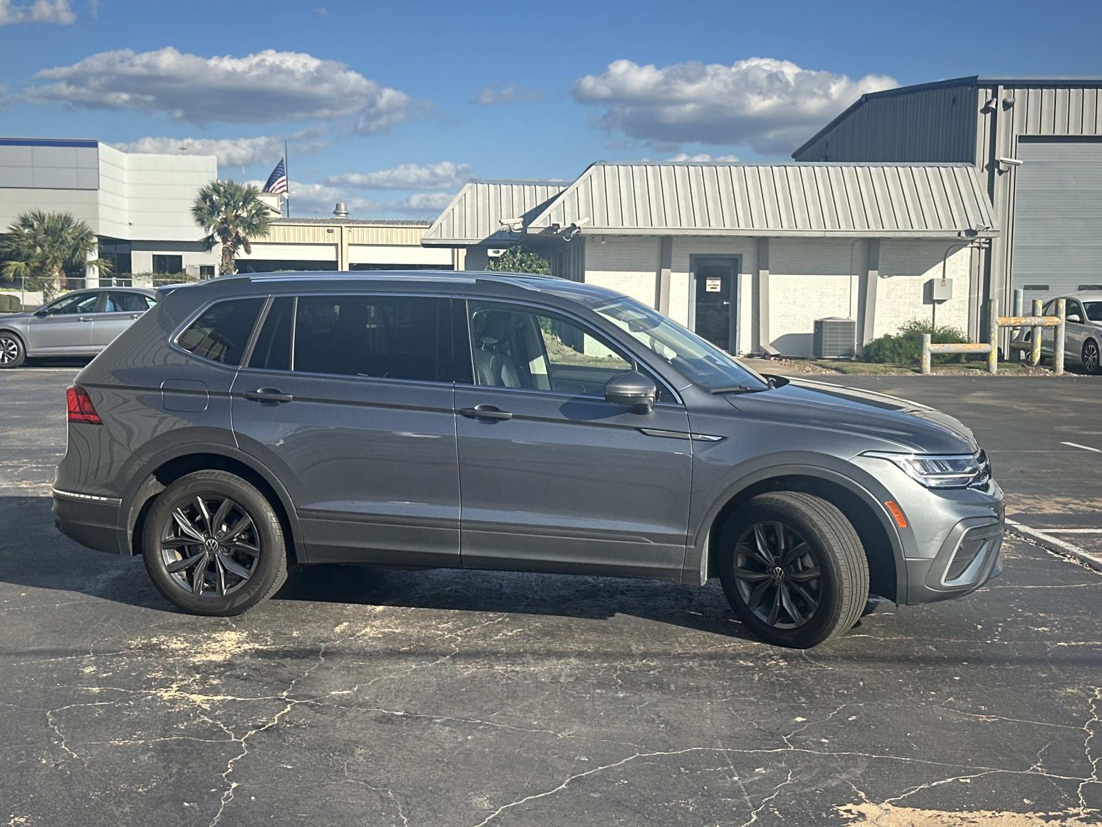 2022 Volkswagen Tiguan SE photo 3