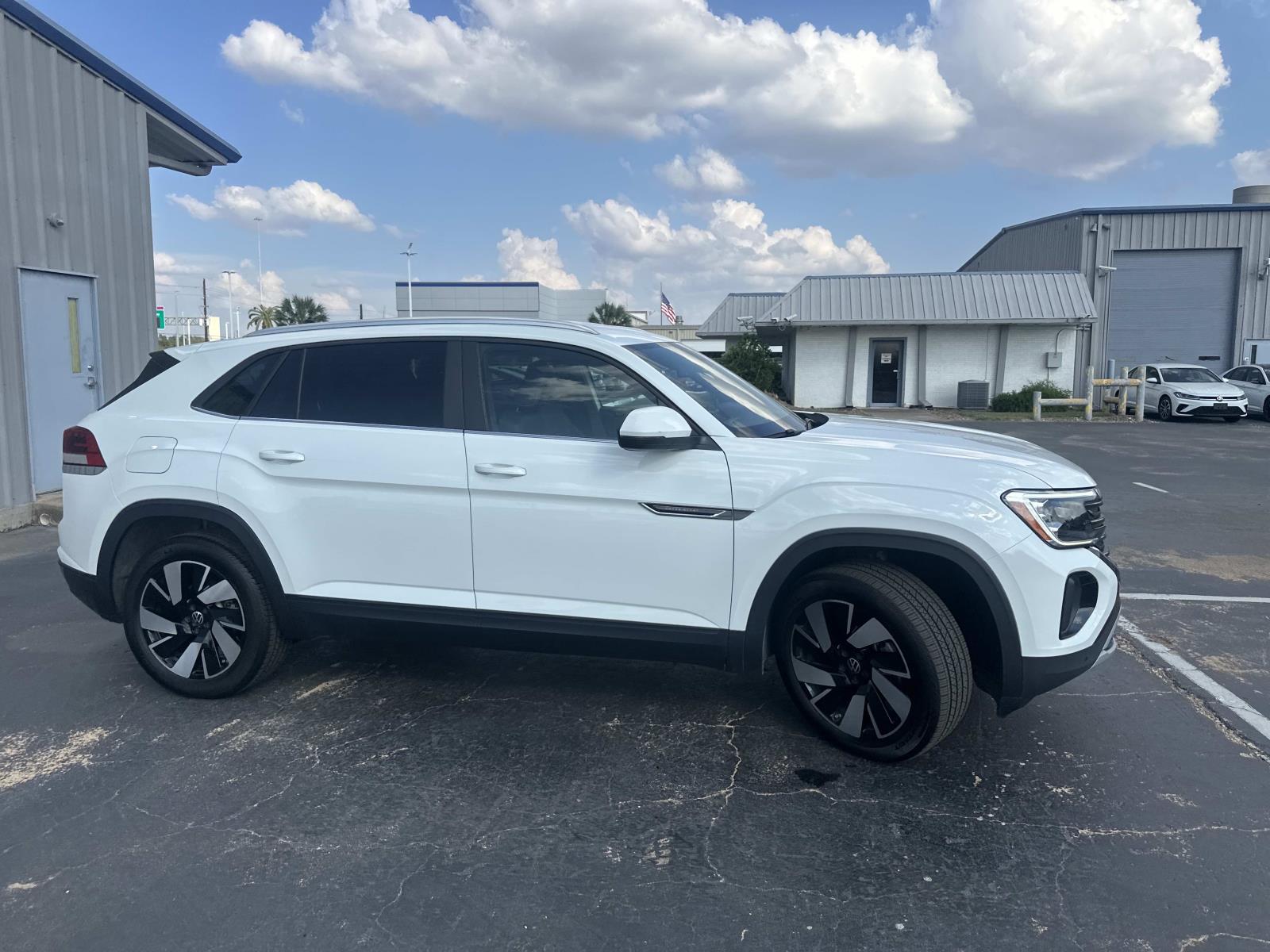 2025 Volkswagen Atlas Cross Sport SE Technology photo 2