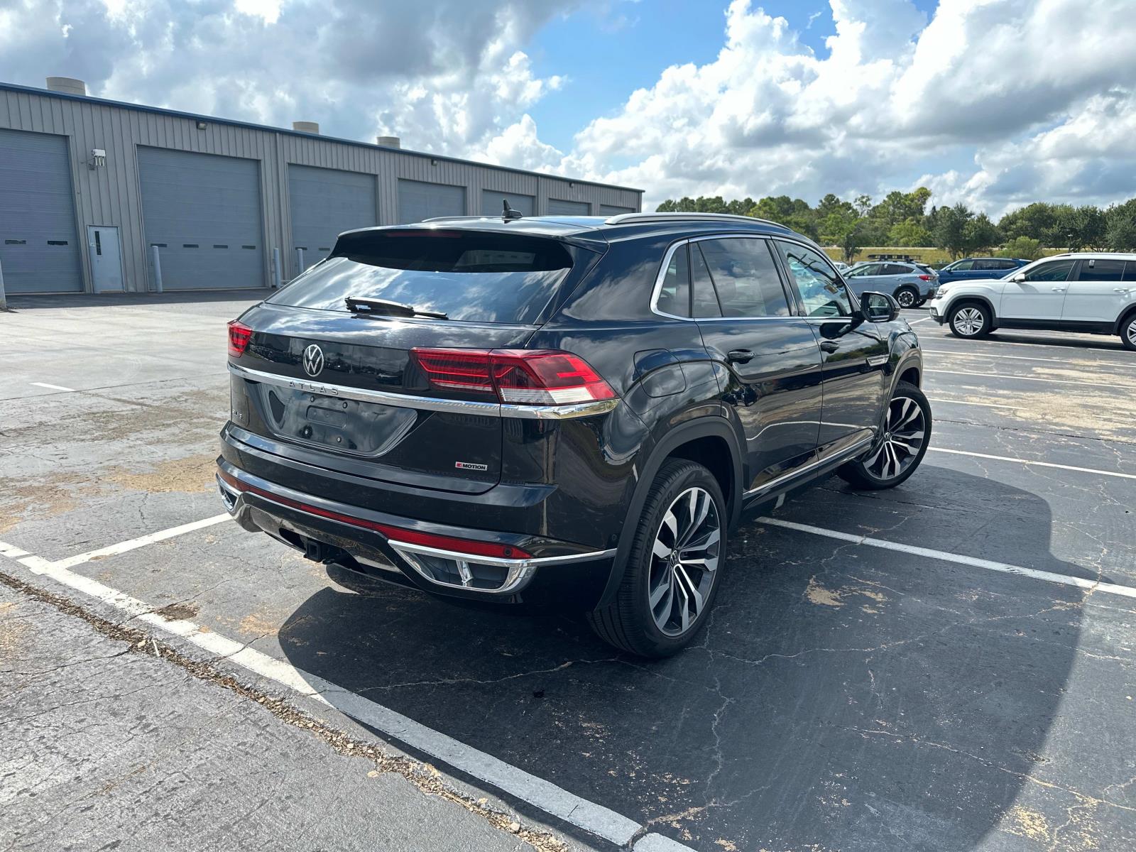 2022 Volkswagen Atlas Cross Sport V6 SEL Premium R-Line photo 4