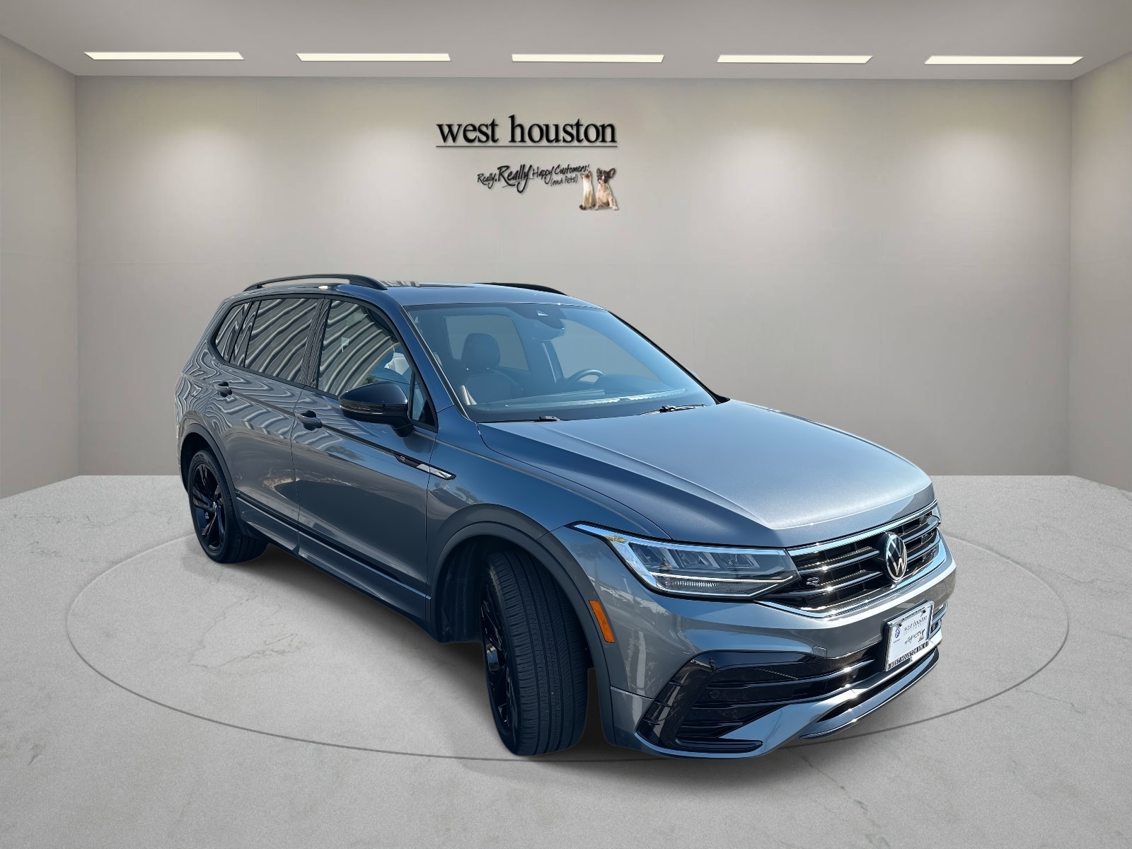 2023 Volkswagen Tiguan Black SE R-Line photo 2