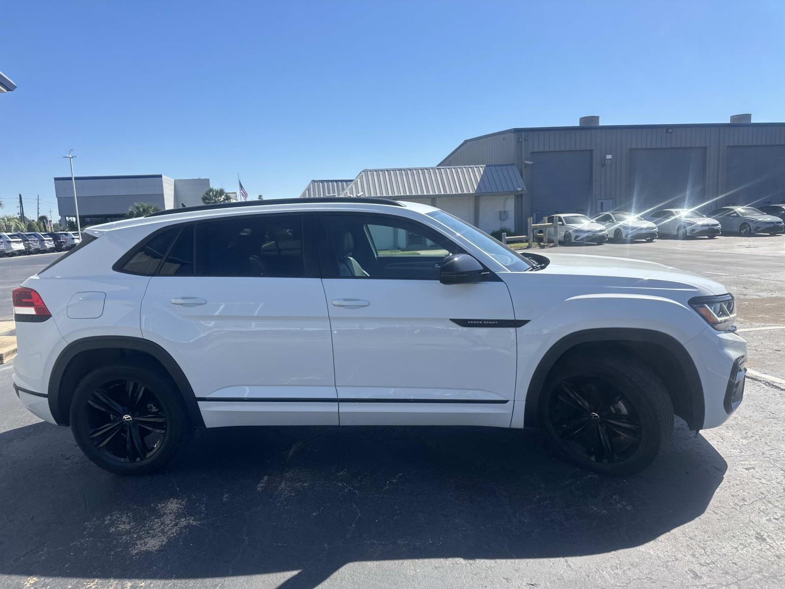2023 Volkswagen Atlas Cross Sport V6 SEL photo 3