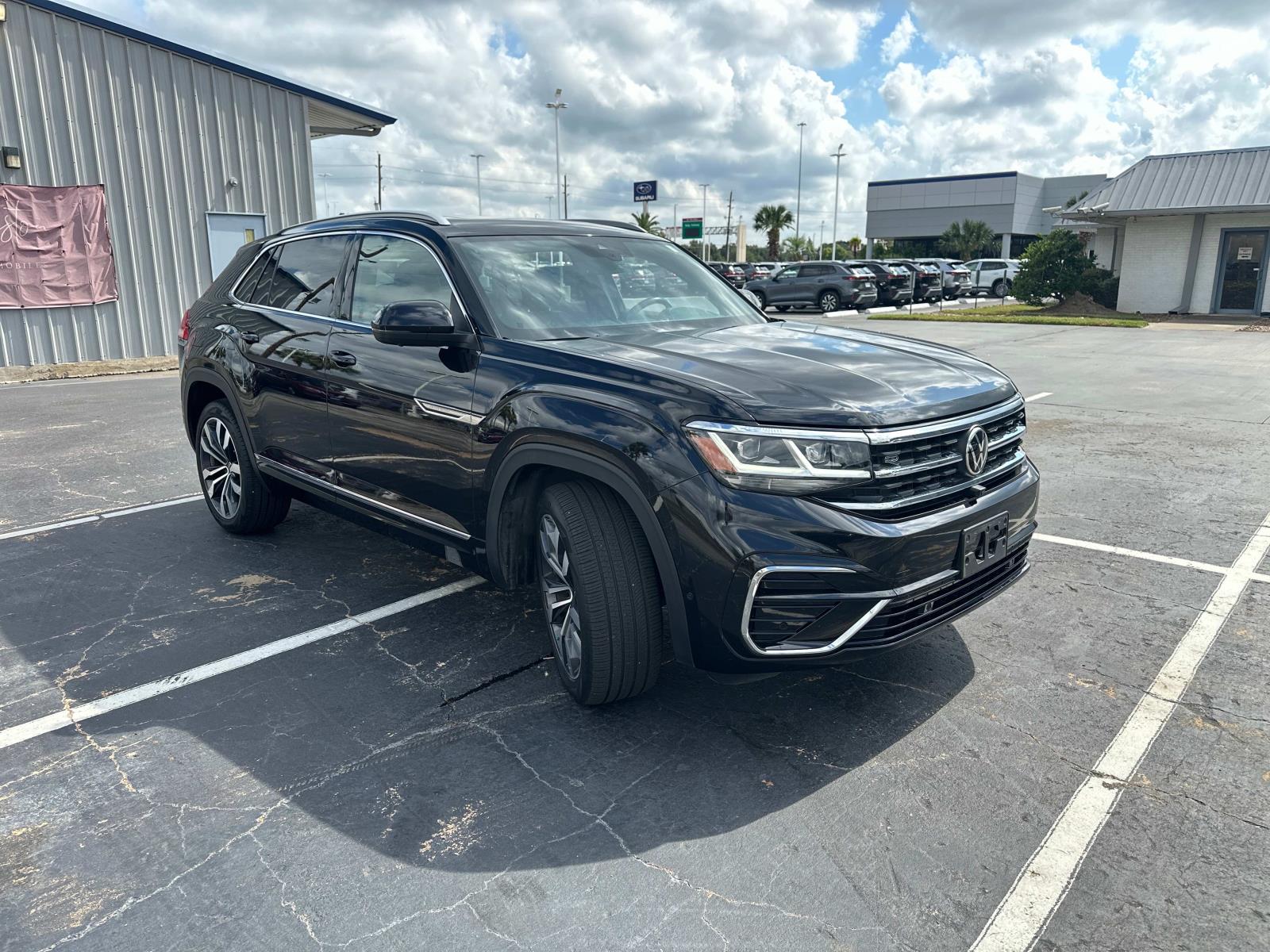 2022 Volkswagen Atlas Cross Sport V6 SEL Premium R-Line photo 2