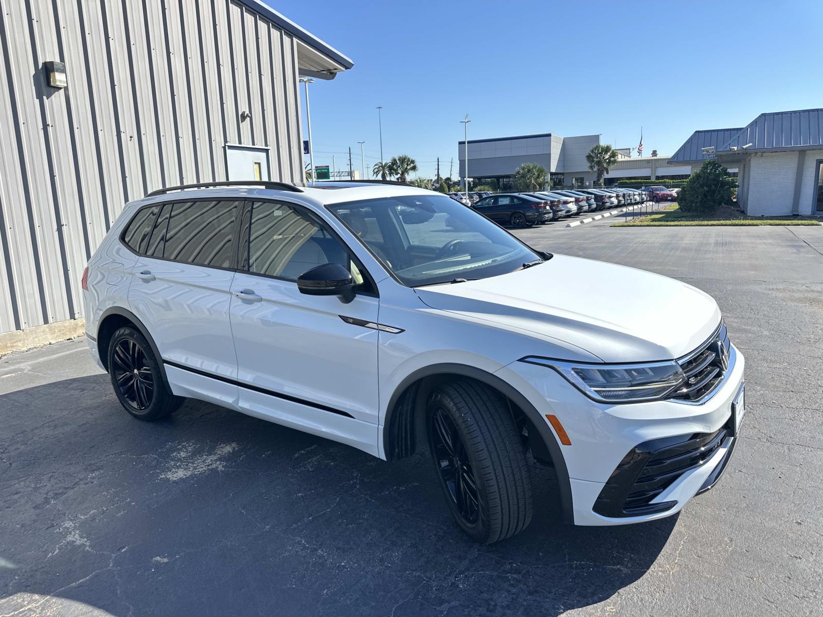 2022 Volkswagen Tiguan SE R-Line Black photo 3