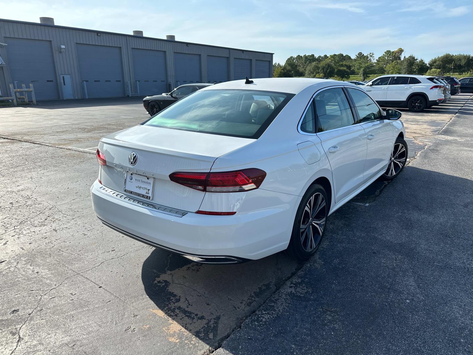 2021 Volkswagen Passat 2.0T SE photo 3