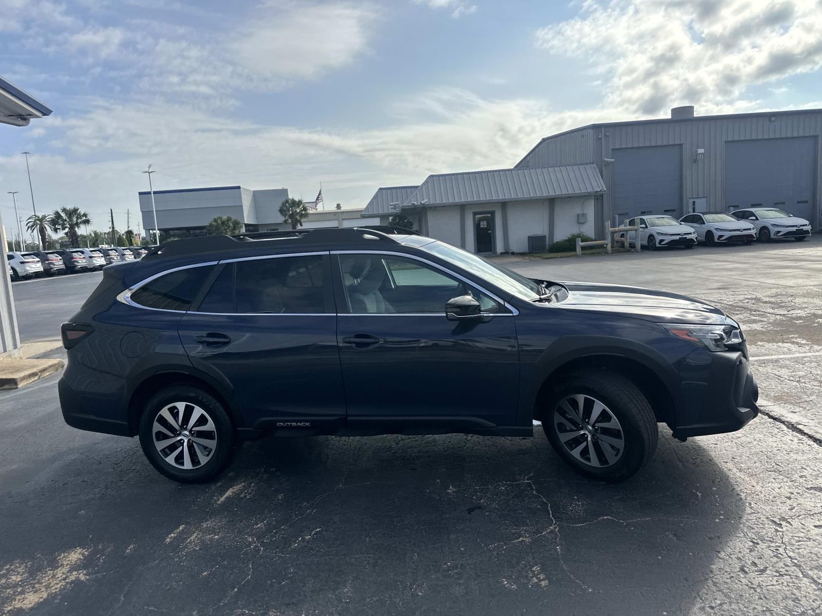 2023 Subaru Outback Premium photo 3