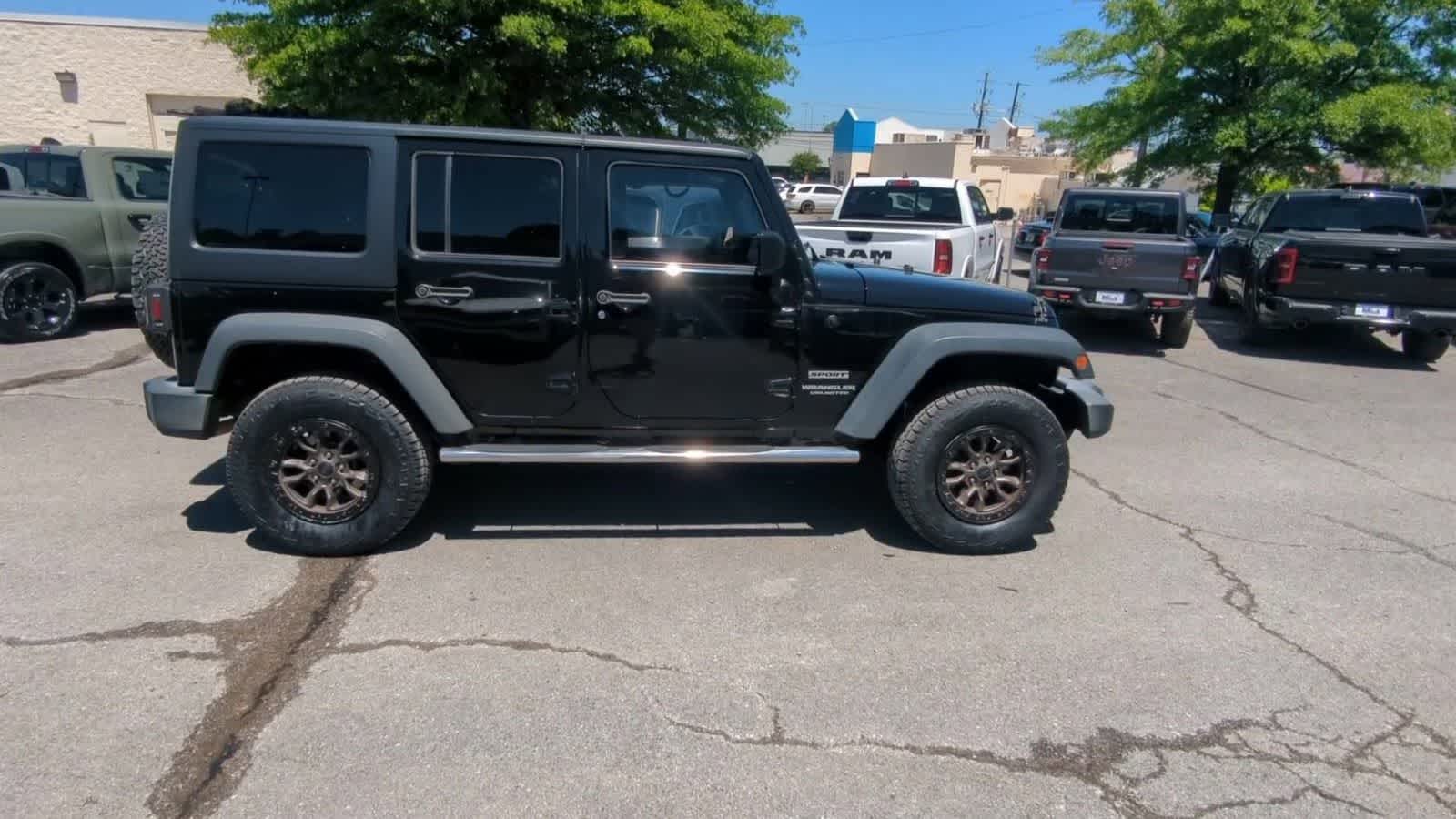 Thumbnail: 2017 Jeep Wrangler - 9