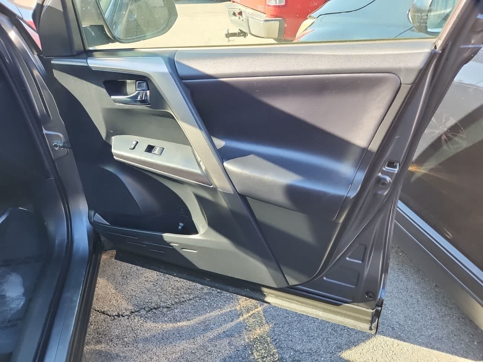 Thumbnail: 2017 Toyota RAV4 - 21