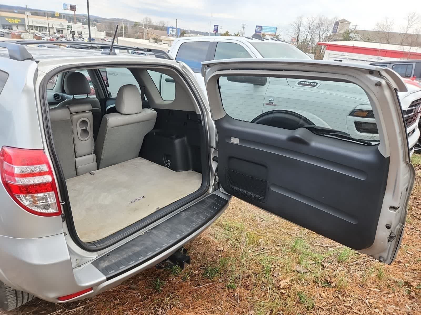 Thumbnail: 2011 Toyota RAV4 - 21