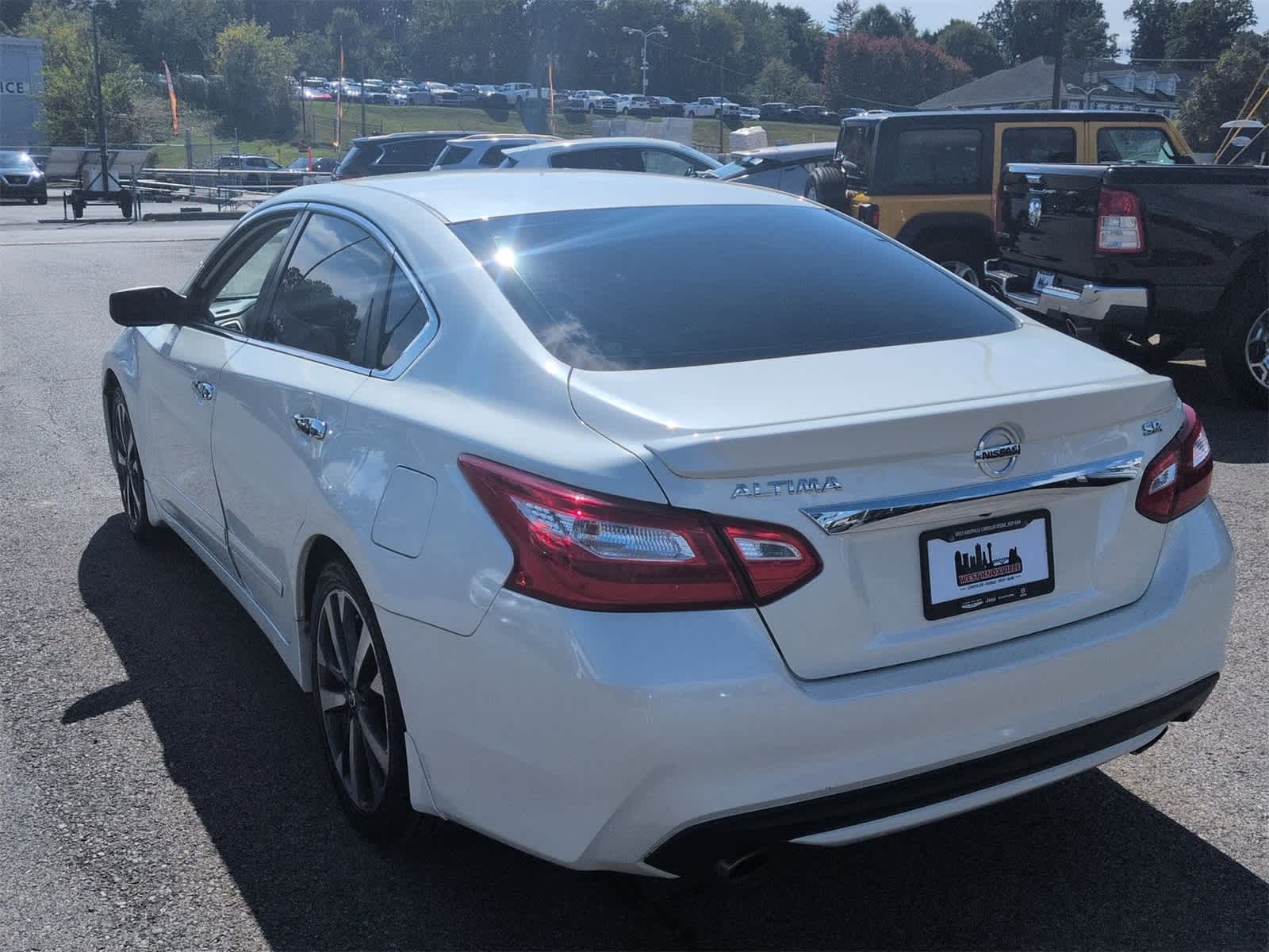 Thumbnail: 2016 Nissan Altima - 6