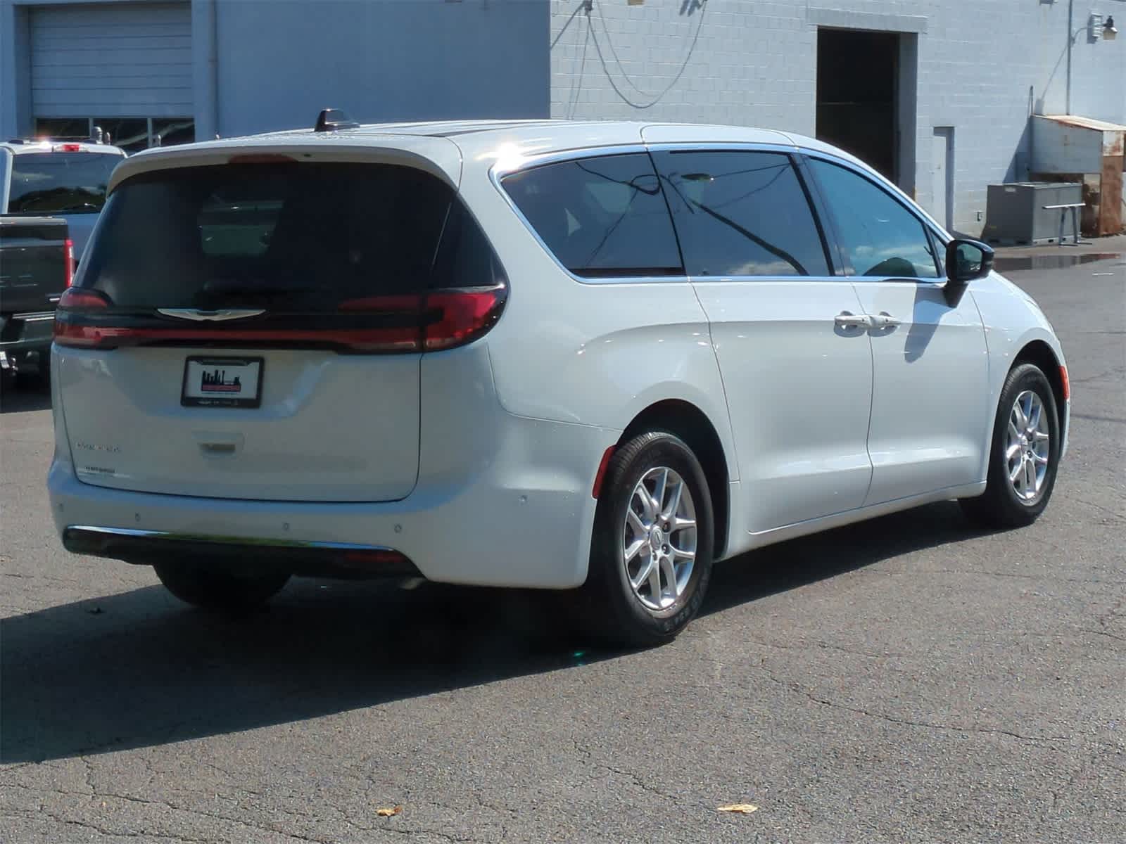 Thumbnail: 2025 Chrysler Pacifica - 8