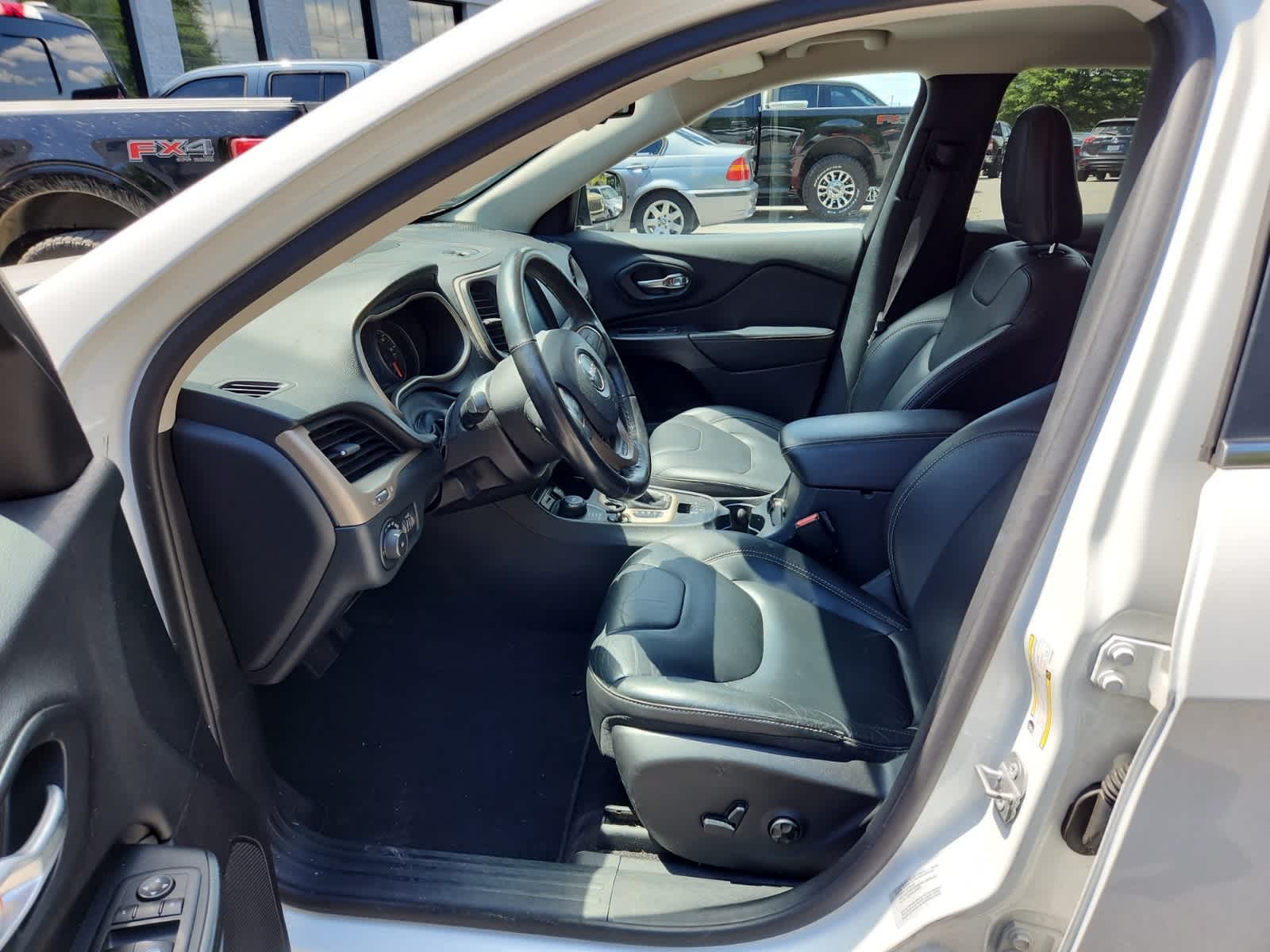 Thumbnail: 2016 Jeep Cherokee - 15
