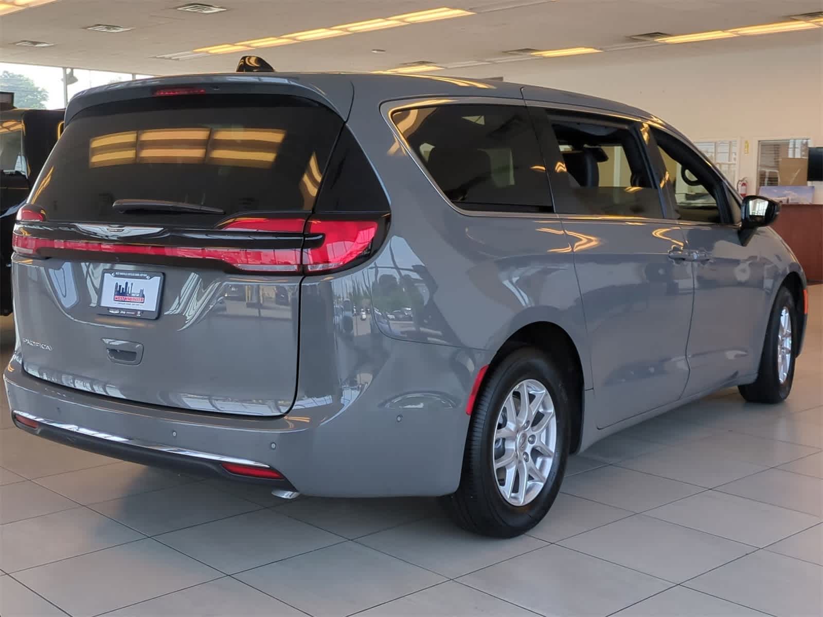 Thumbnail: 2025 Chrysler Pacifica - 8