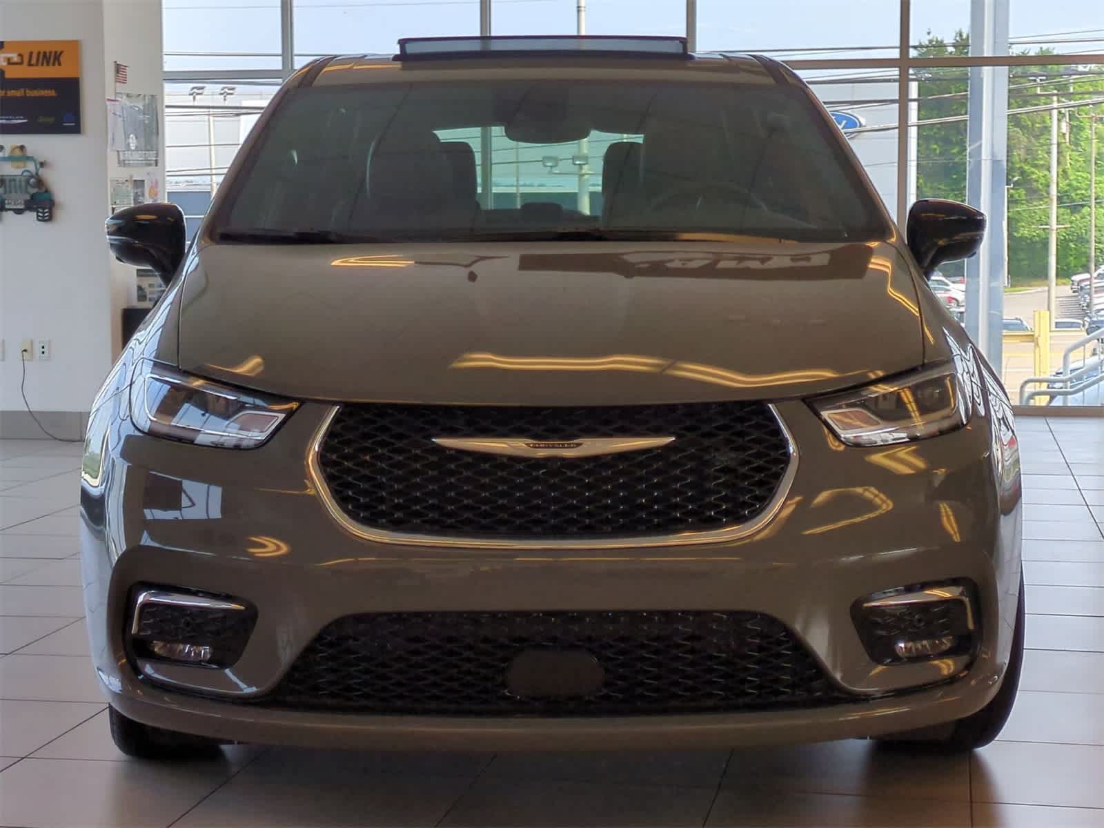 Thumbnail: 2025 Chrysler Pacifica - 3