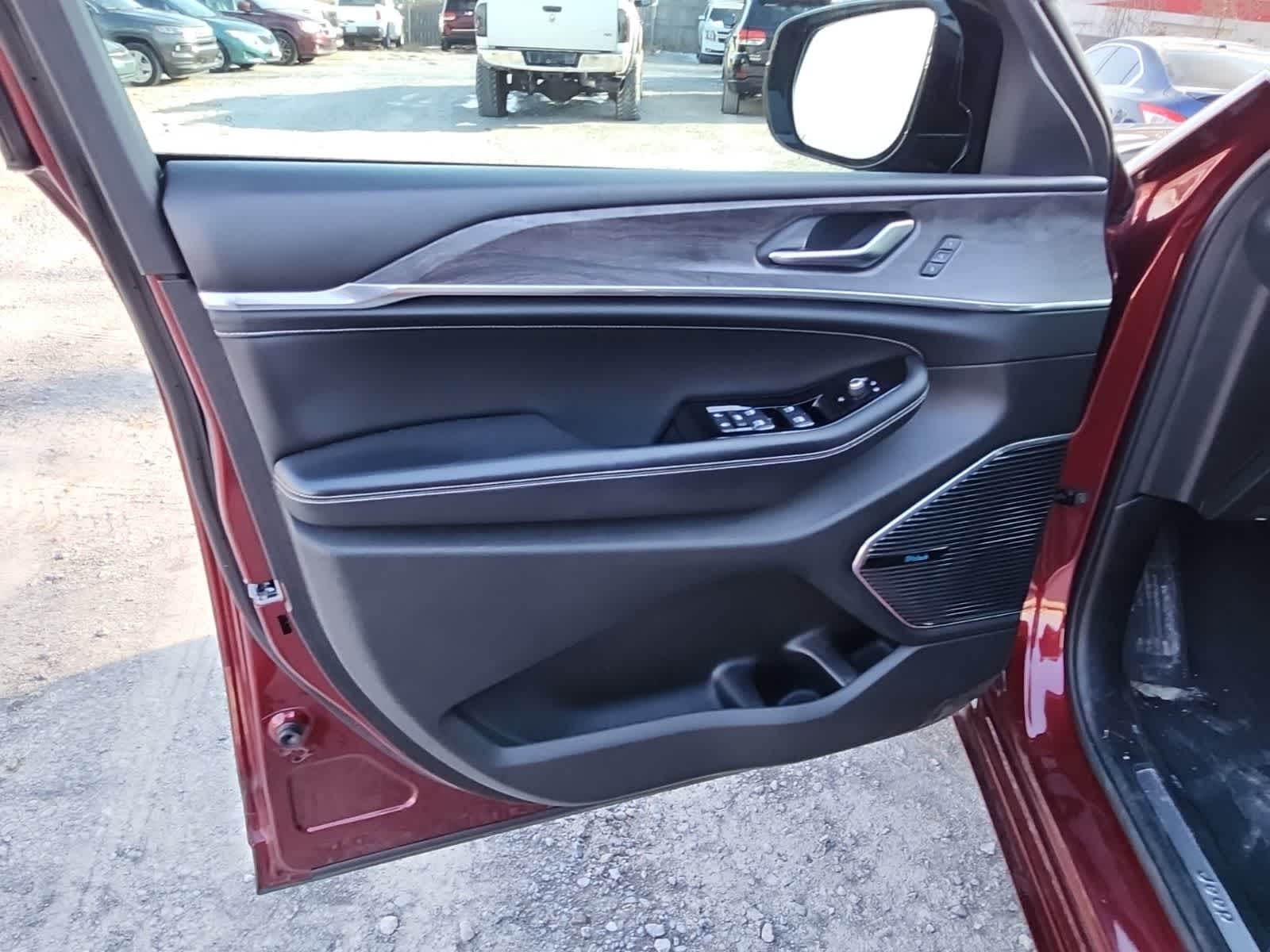 Thumbnail: 2022 Jeep Grand Cherokee L - 16