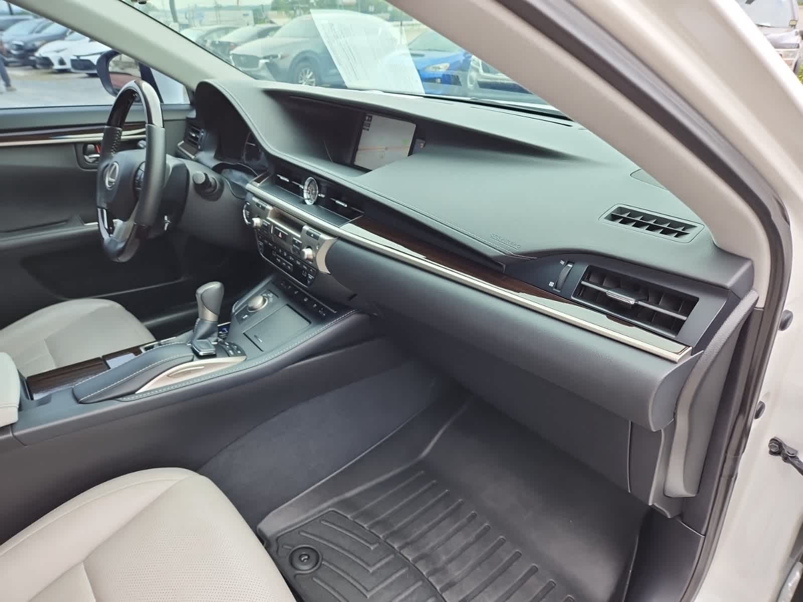 Thumbnail: 2018 Lexus ES - 17
