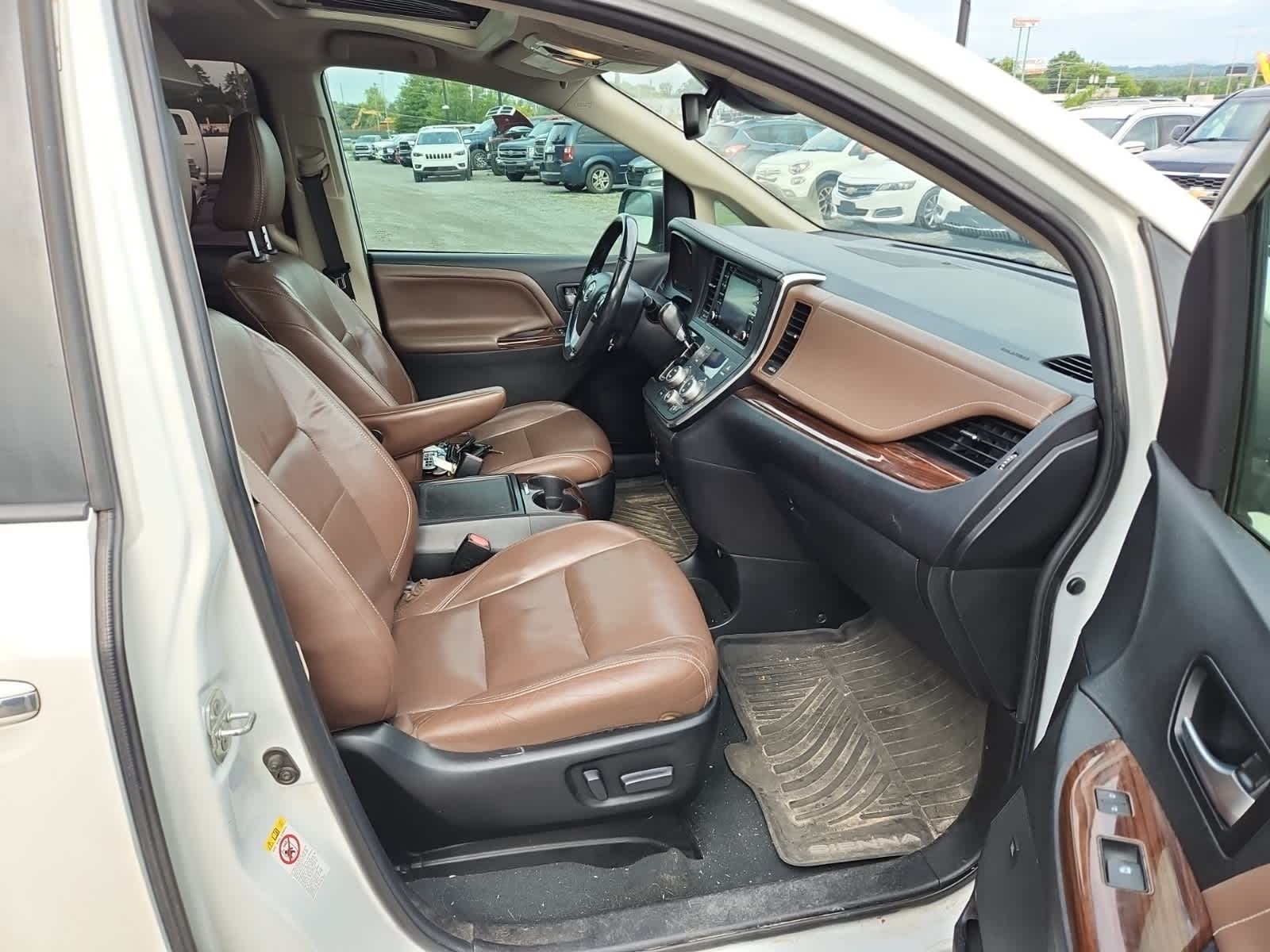 Thumbnail: 2019 Toyota Sienna - 21