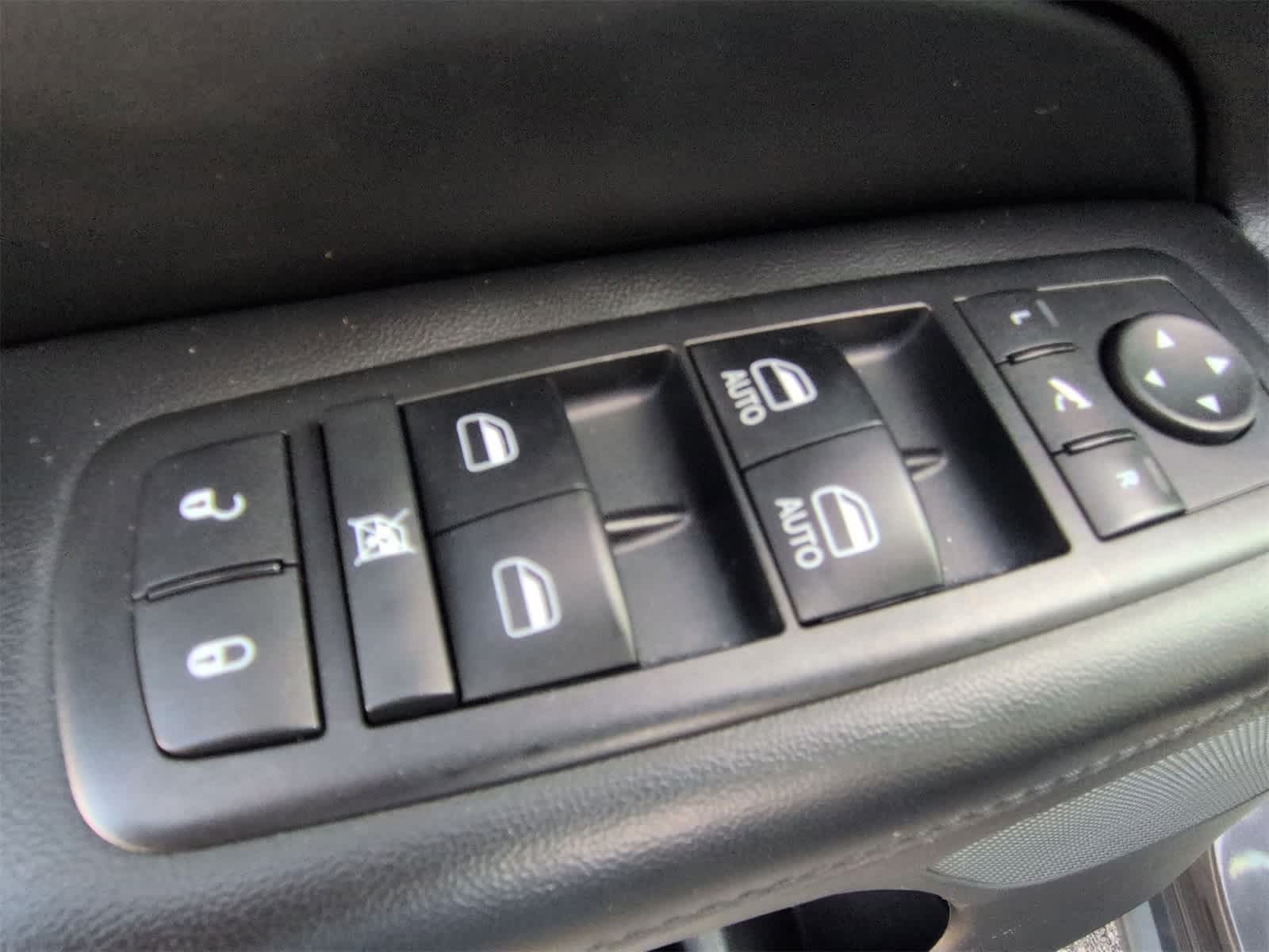Thumbnail: 2015 Jeep Grand Cherokee - 17