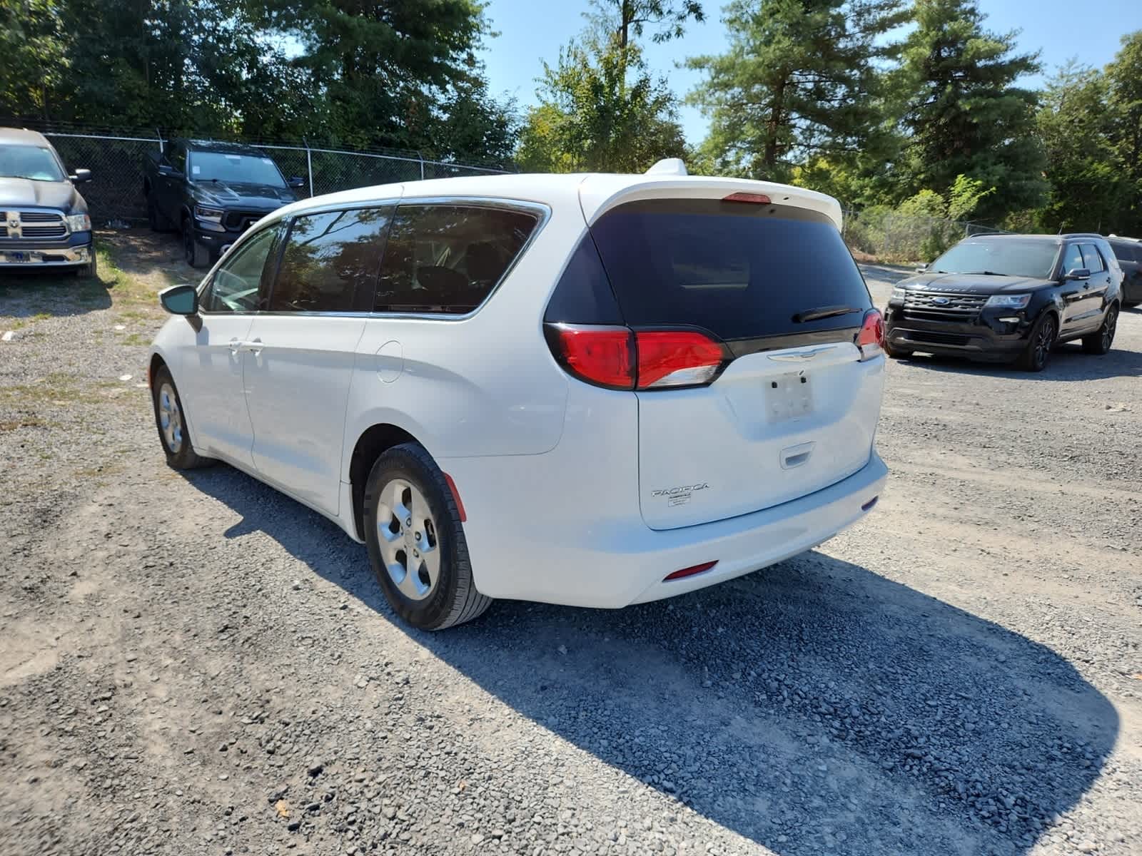 Thumbnail: 2017 Chrysler Pacifica - 3