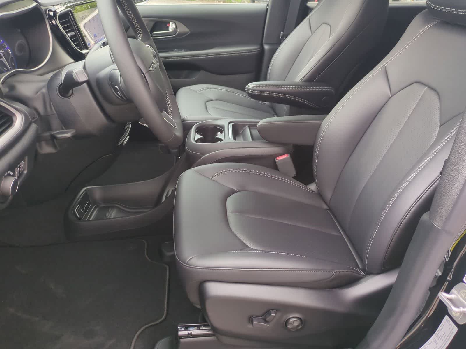 Thumbnail: 2027 Chrysler Pacifica - 16