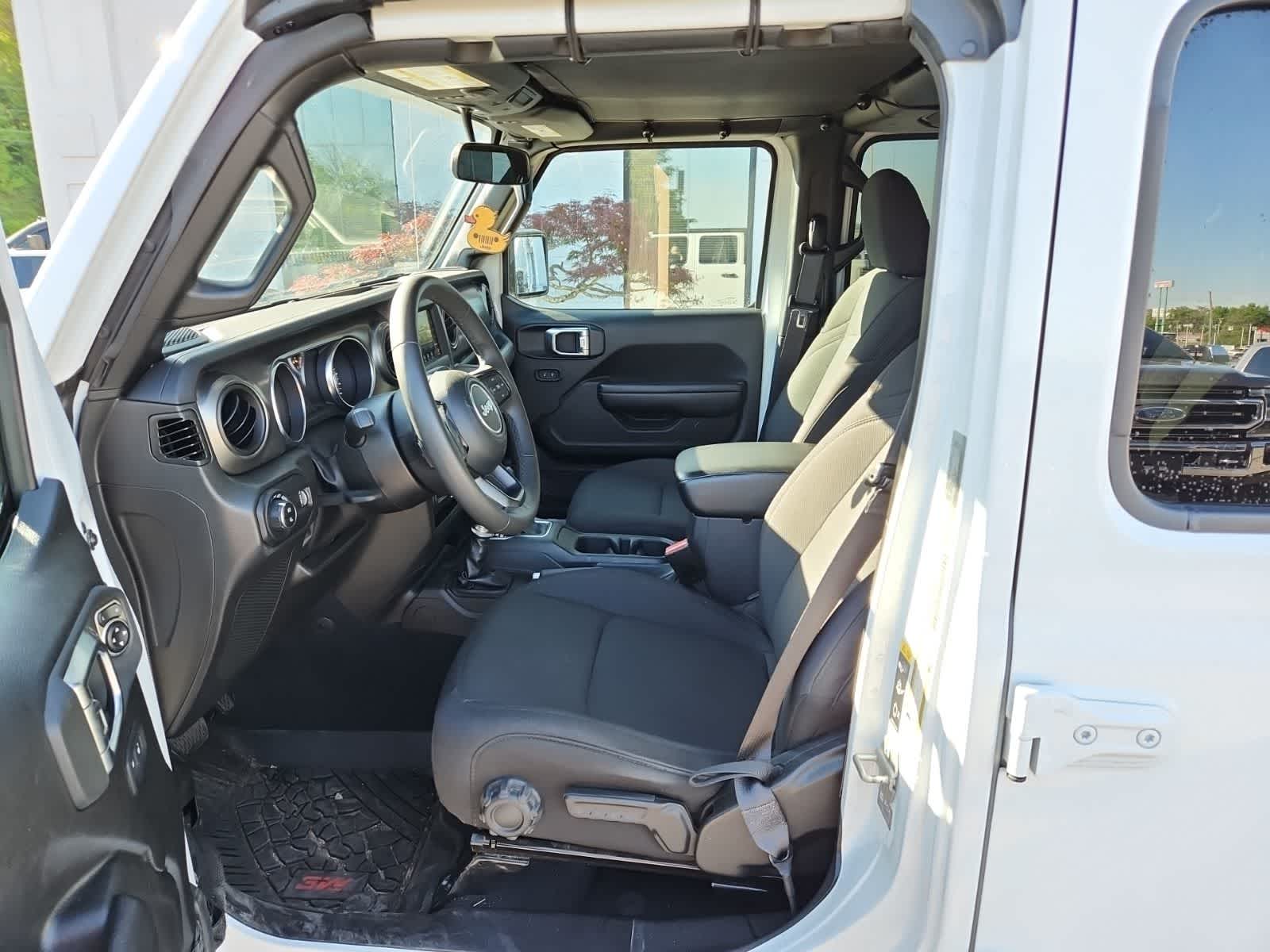 Thumbnail: 2023 Jeep Gladiator - 15