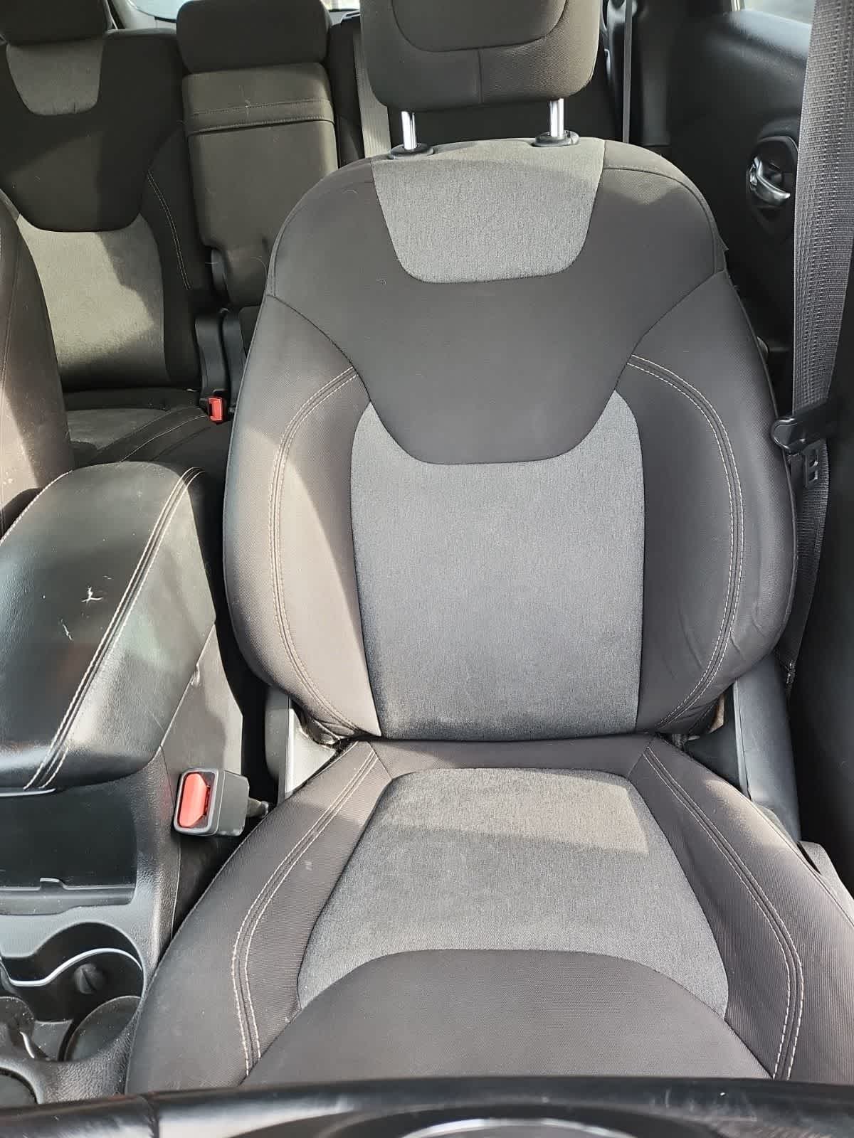 Thumbnail: 2018 Jeep Cherokee - 14